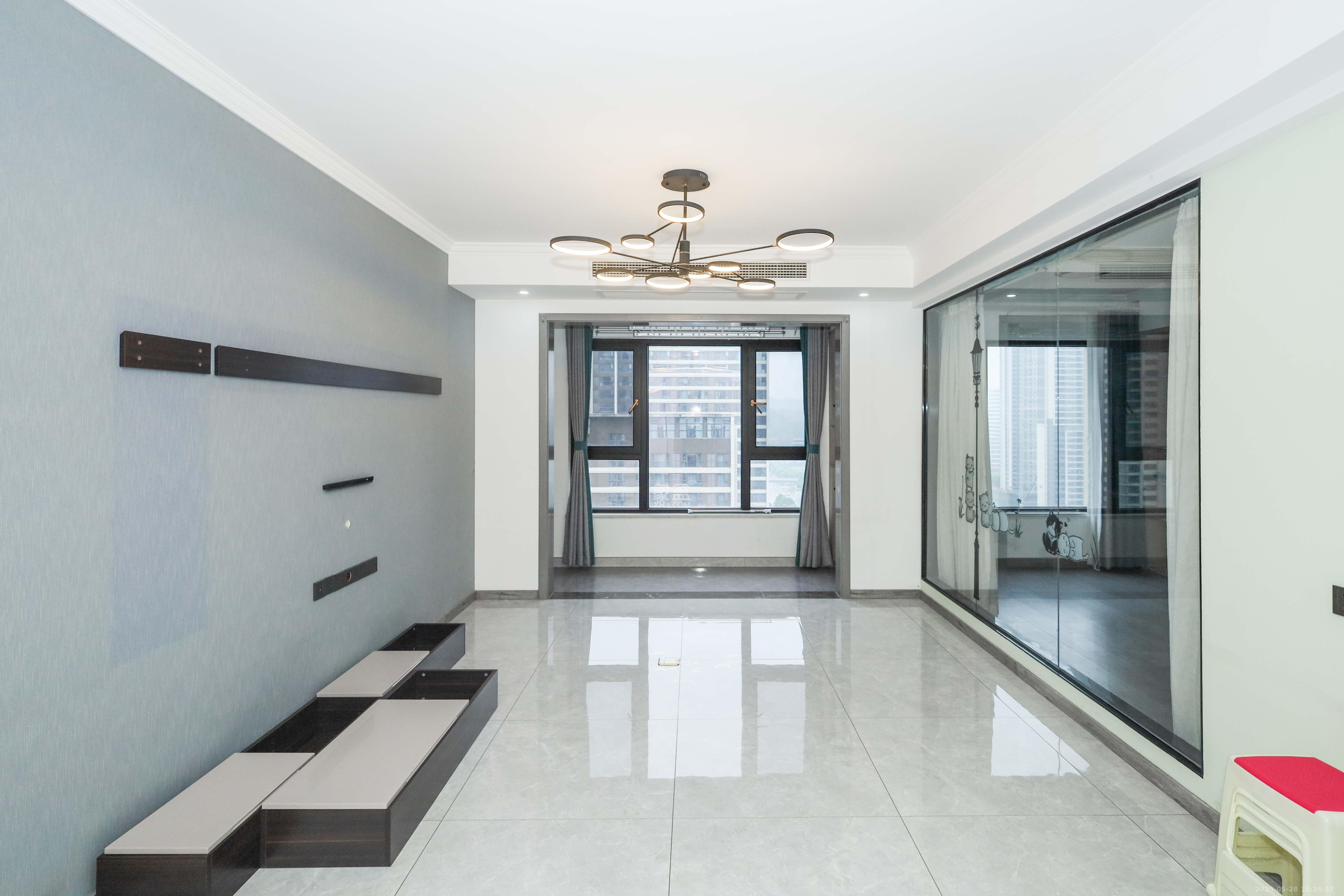 建发央著  3室2厅1卫    150.0万 建发央著  3室2厅1卫    150.0万客厅