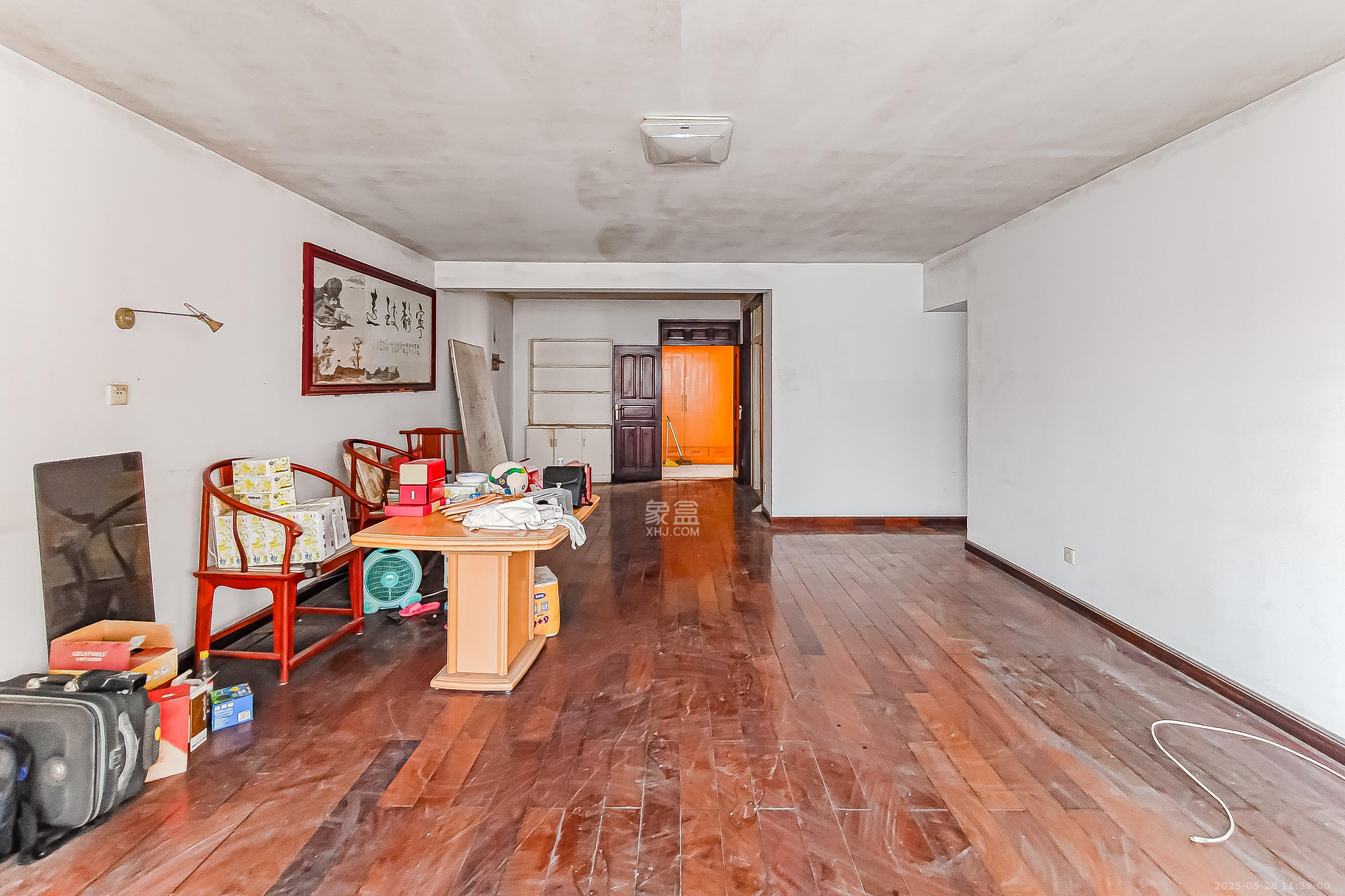 省气象局宿舍  3室2厅2卫    138.0万客厅