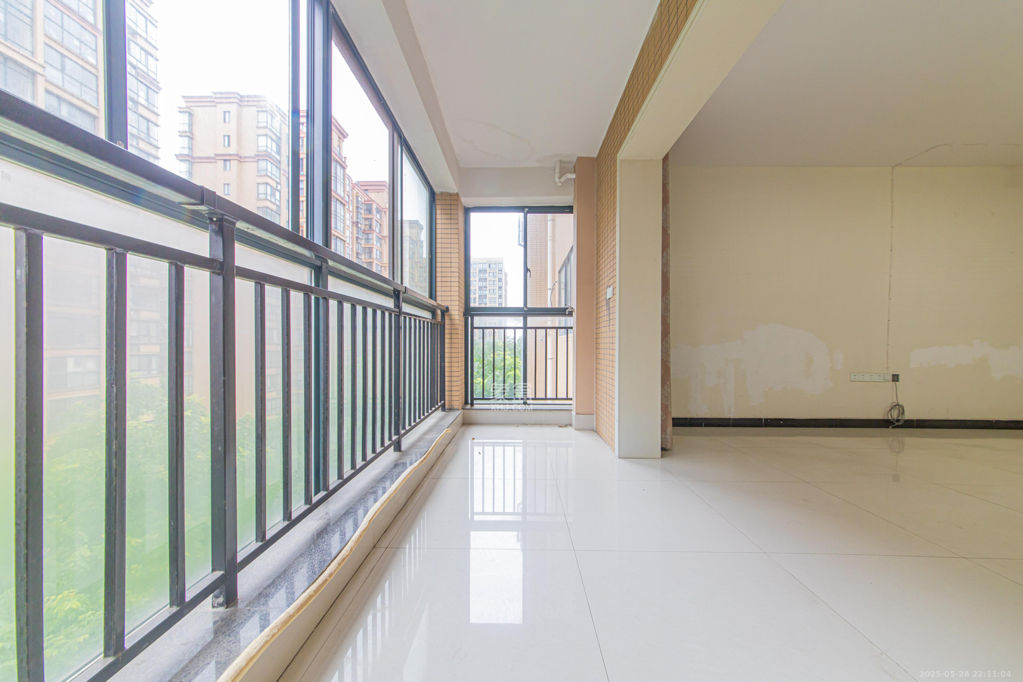 星城荣域 4室2厅1卫 200.0万 星城荣域 4室2厅1卫 200.0万阳台