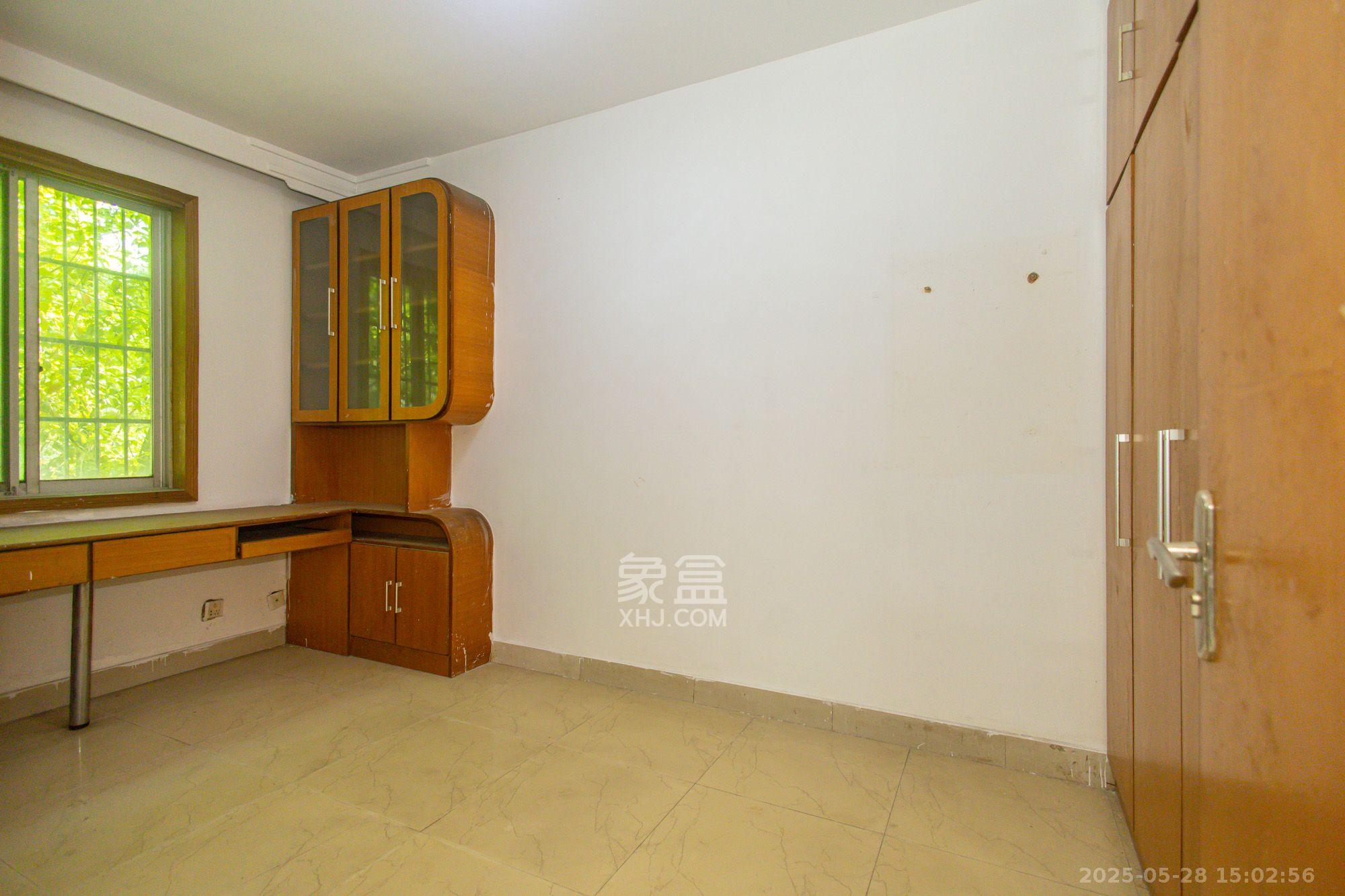 中南汽车世界 1室2厅1卫 1100.0元/月 中南汽车世界 1室2厅1卫 1100.0元/月室内图