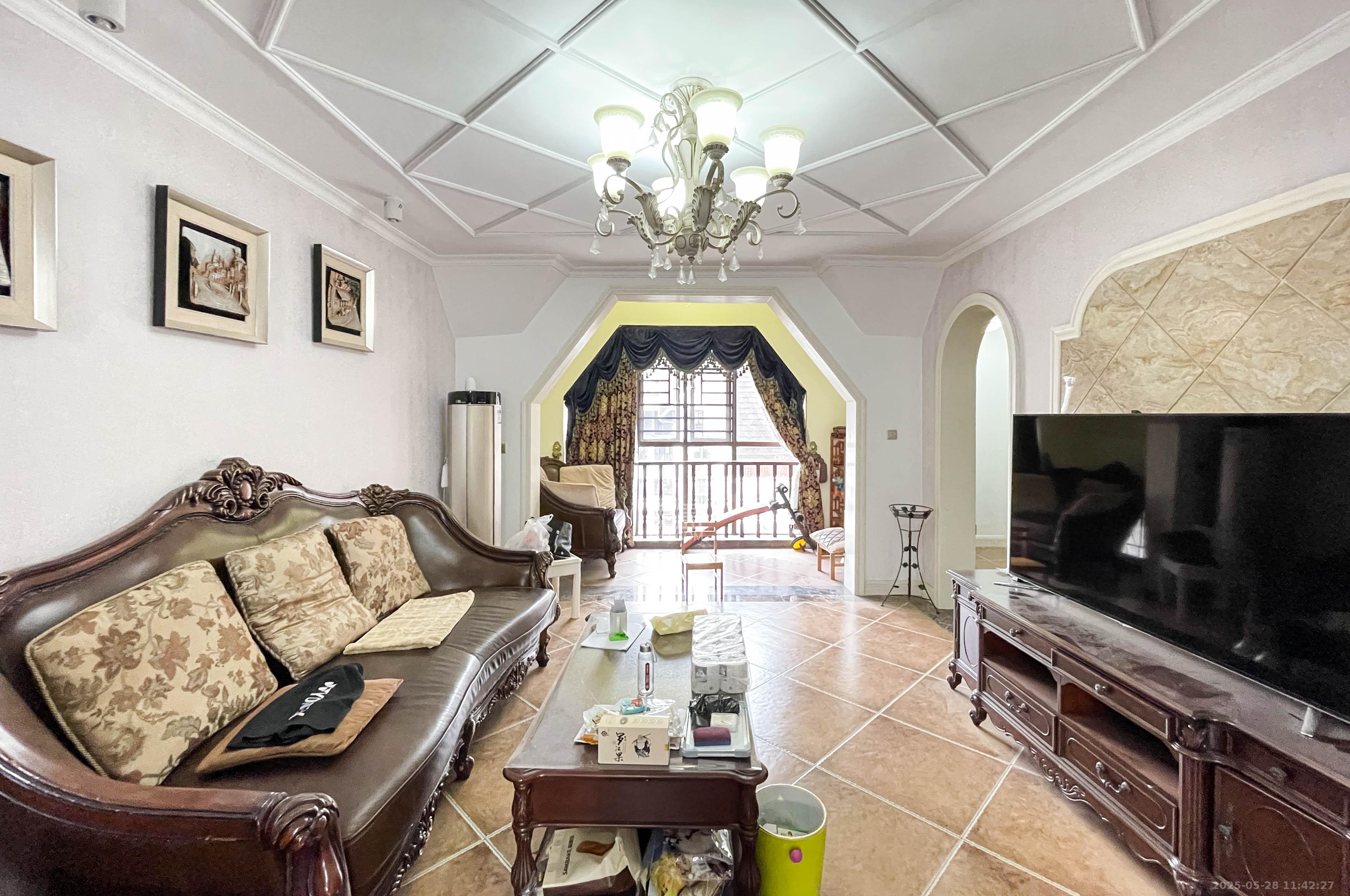 高信向日葵  5室2厅2卫    145.0万 高信向日葵  5室2厅2卫    145.0万客厅