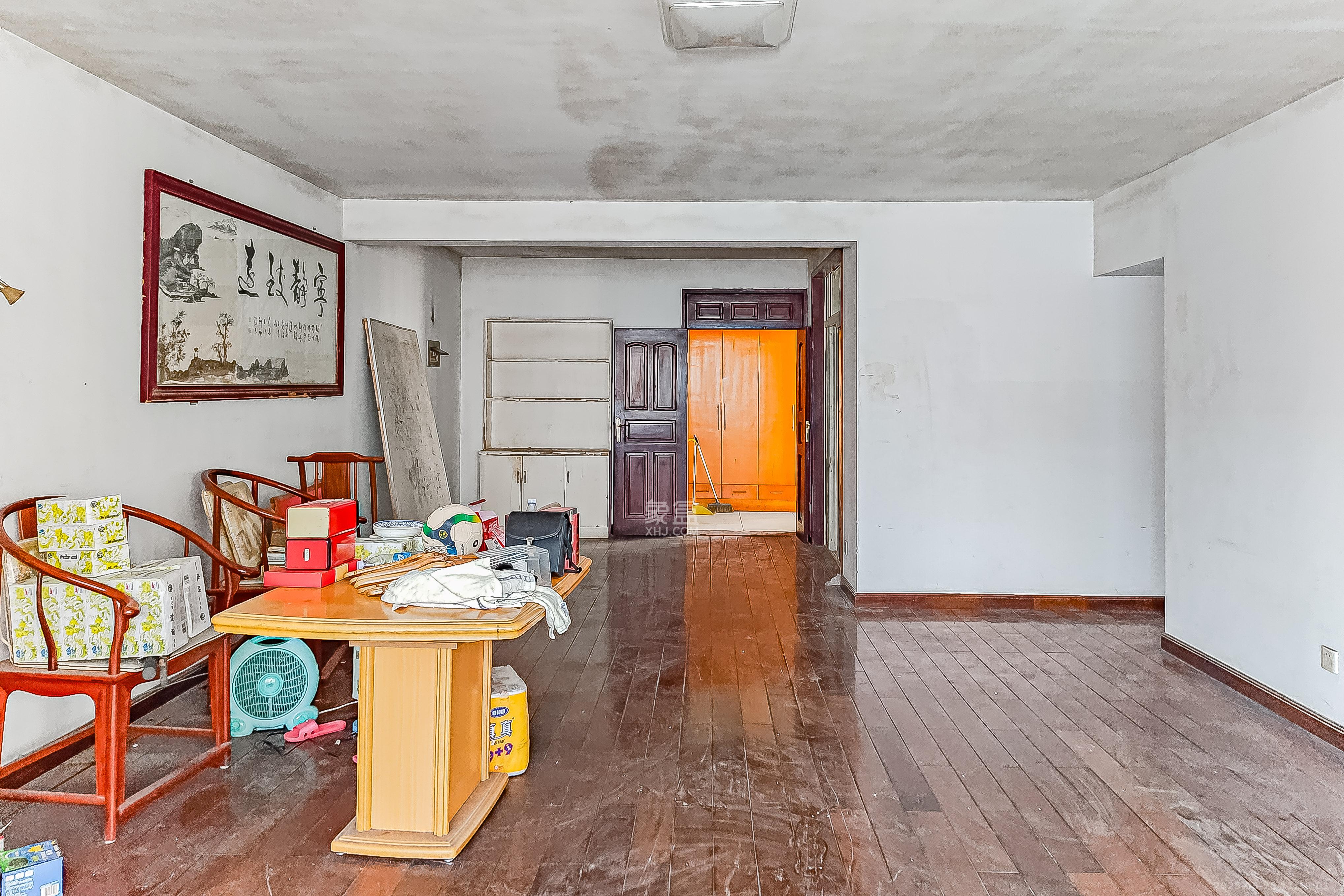 省气象局宿舍 3室2厅2卫 138.0万 省气象局宿舍 3室2厅2卫 138.0万客厅