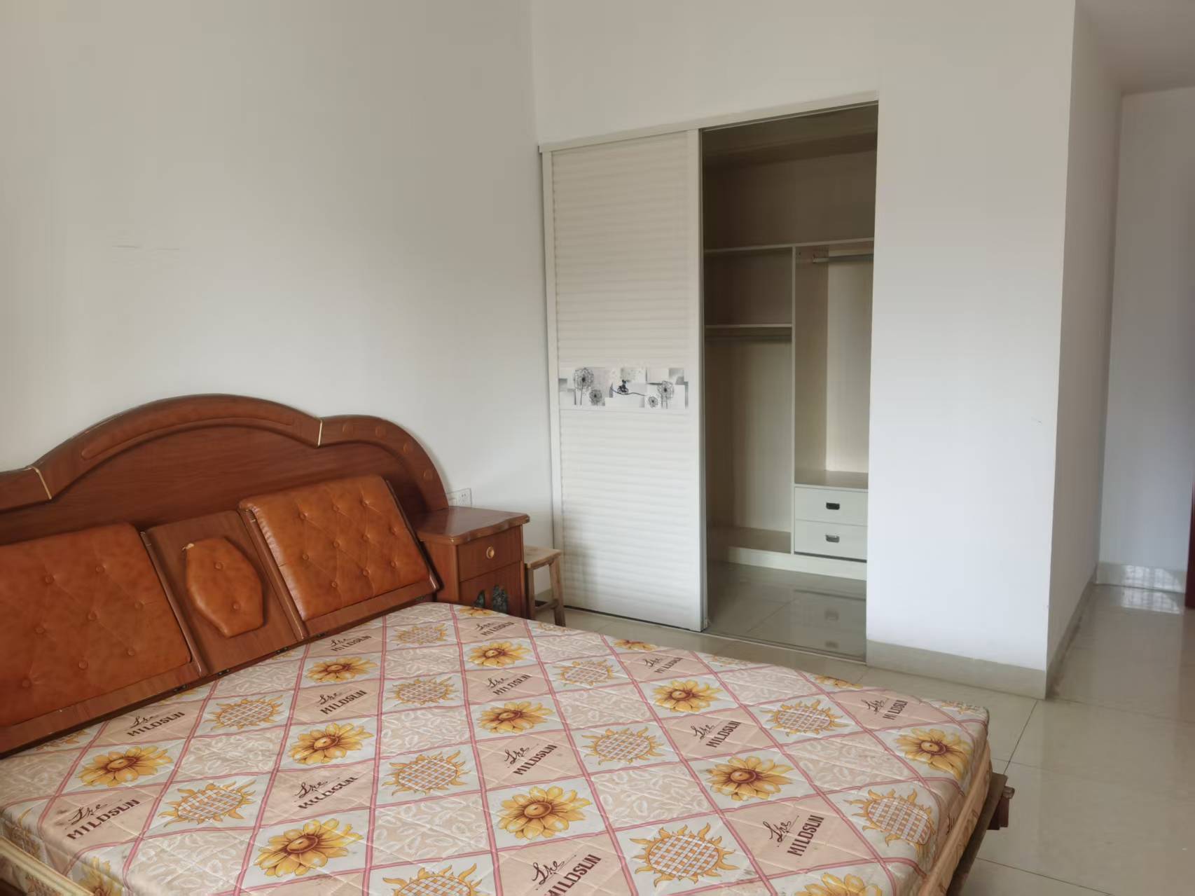 天酬尚都  1室2厅1卫    2000.0元/月室内图