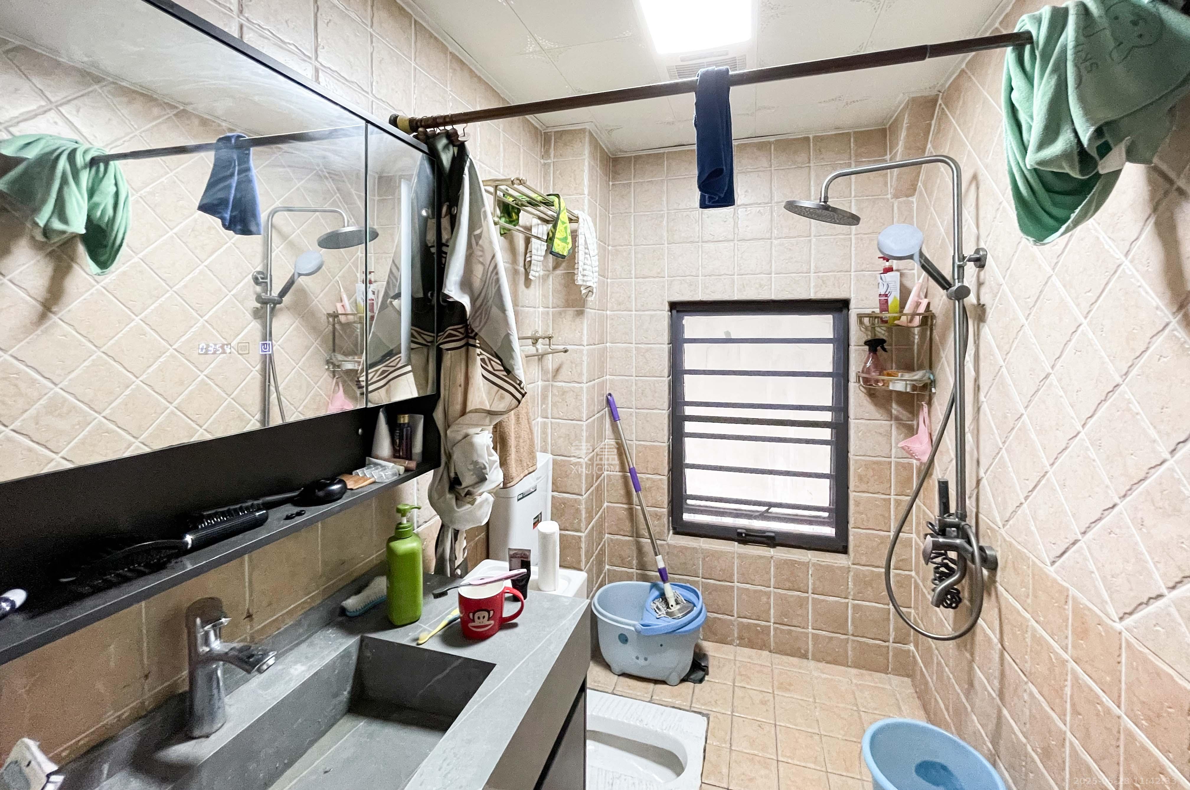 高信向日葵  5室2厅2卫    145.0万 高信向日葵  5室2厅2卫    145.0万卫生间