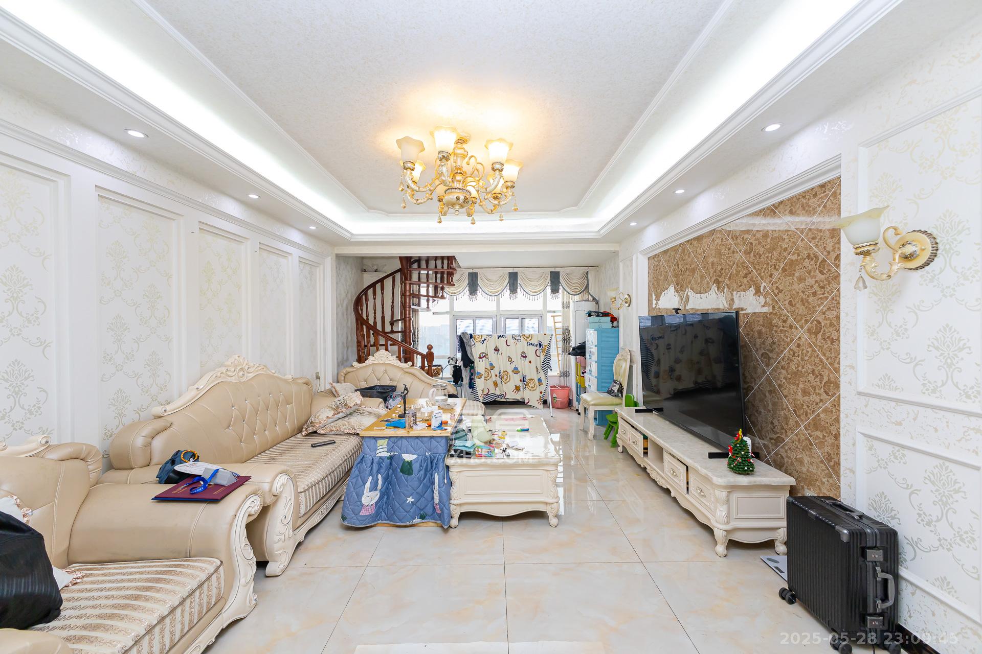 乾源国际 3室2厅1卫 88.0万 乾源国际 3室2厅1卫 88.0万客厅