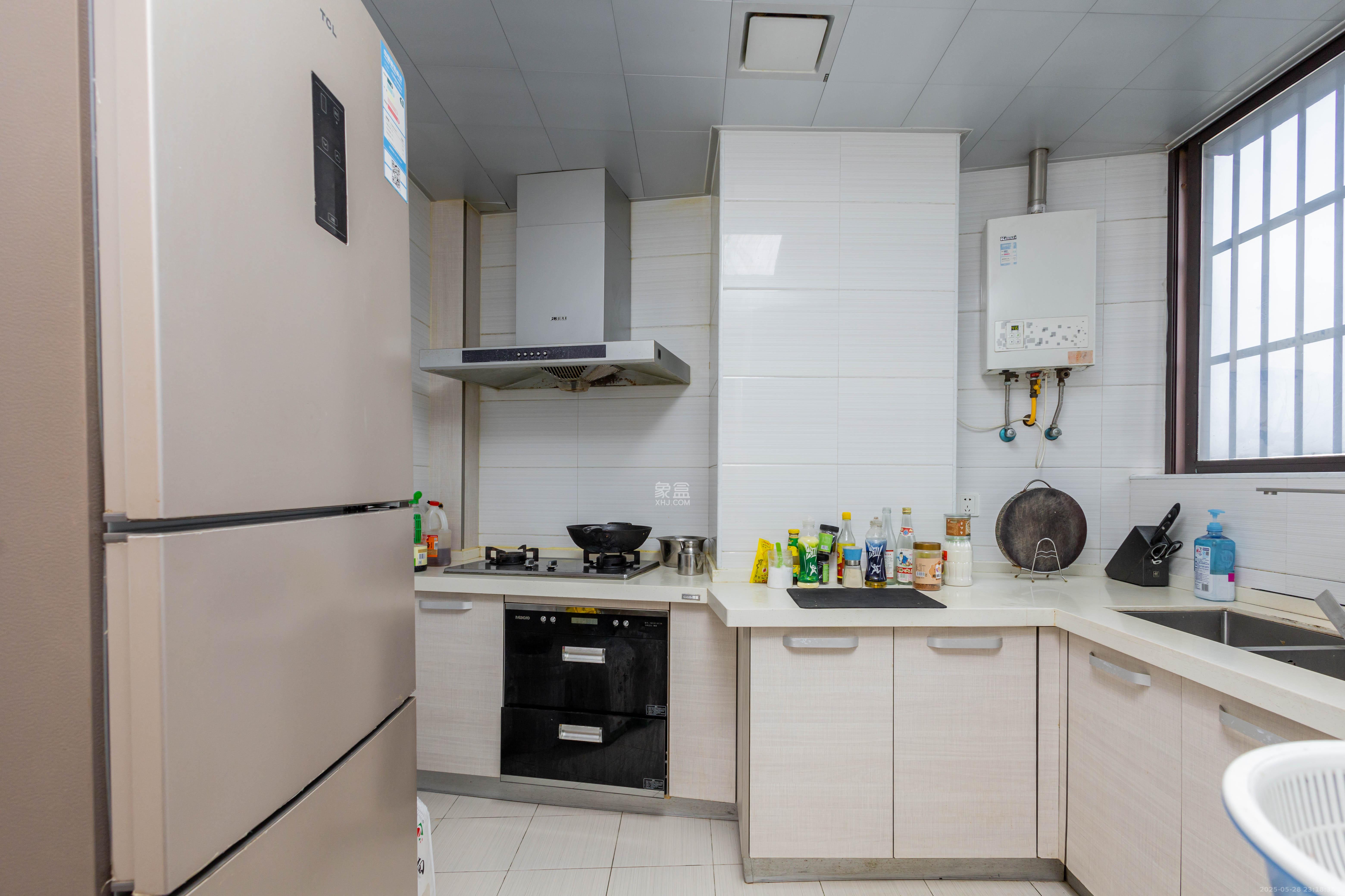 三景华御  4室2厅2卫    83.8万 三景华御  4室2厅2卫    83.8万厨房