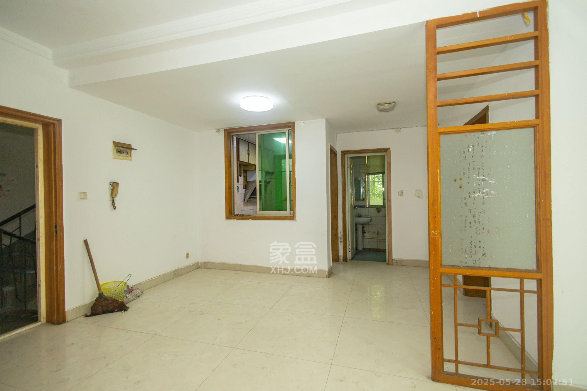 中南汽车世界 1室2厅1卫 1100.0元/月 中南汽车世界 1室2厅1卫 1100.0元/月室内图