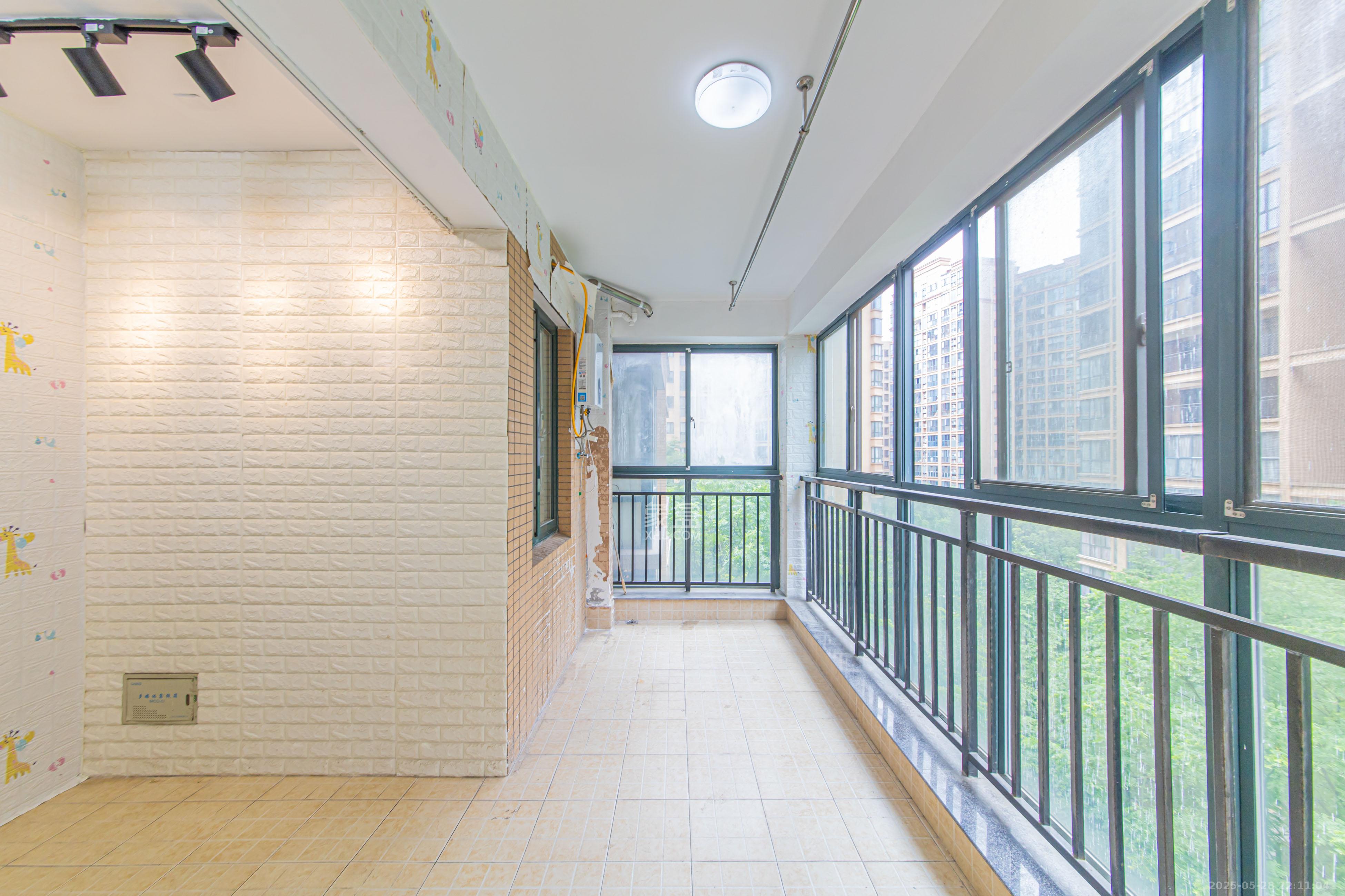 星城荣域  4室2厅1卫    200.0万阳台