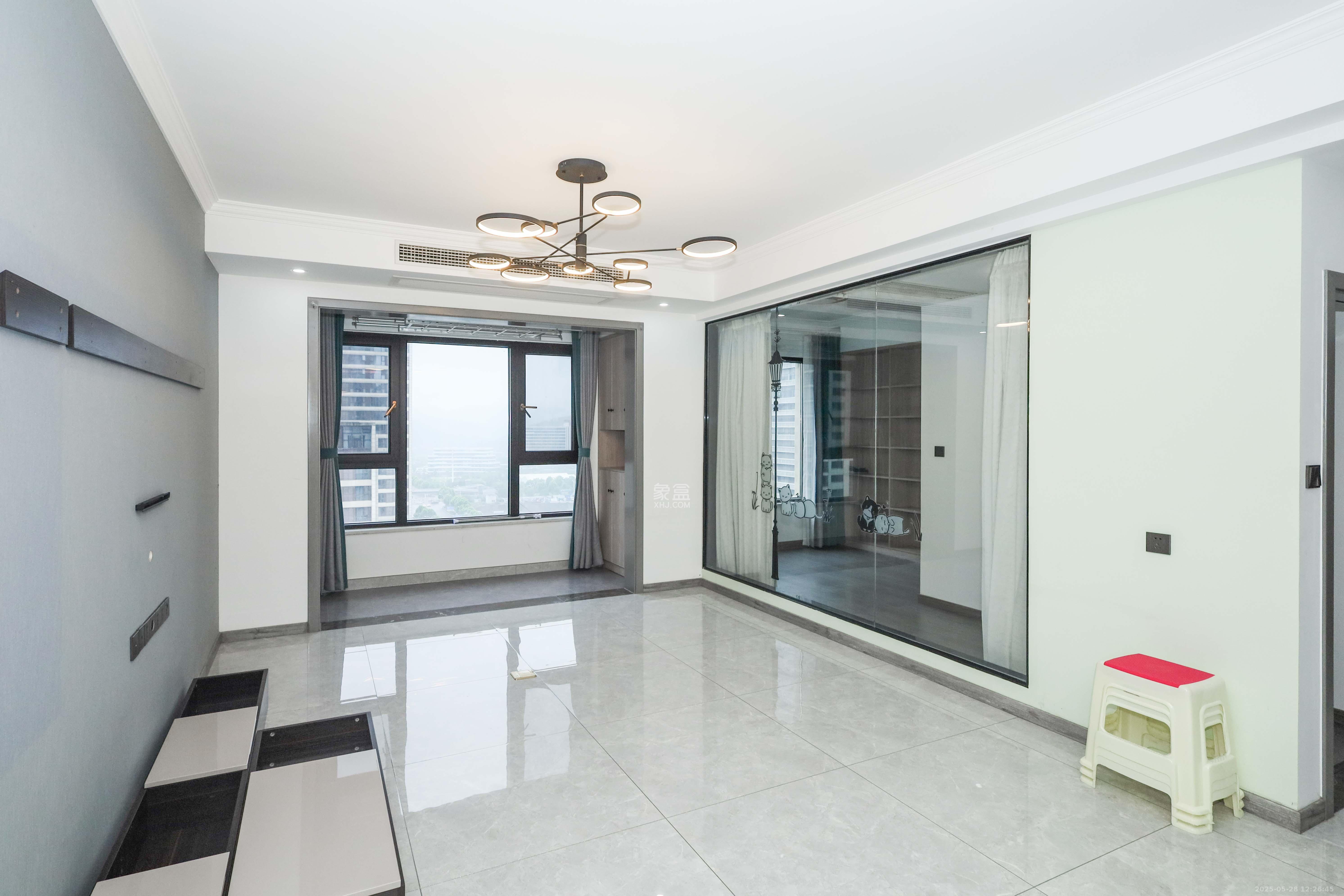 建发央著  3室2厅1卫    150.0万 建发央著  3室2厅1卫    150.0万客厅