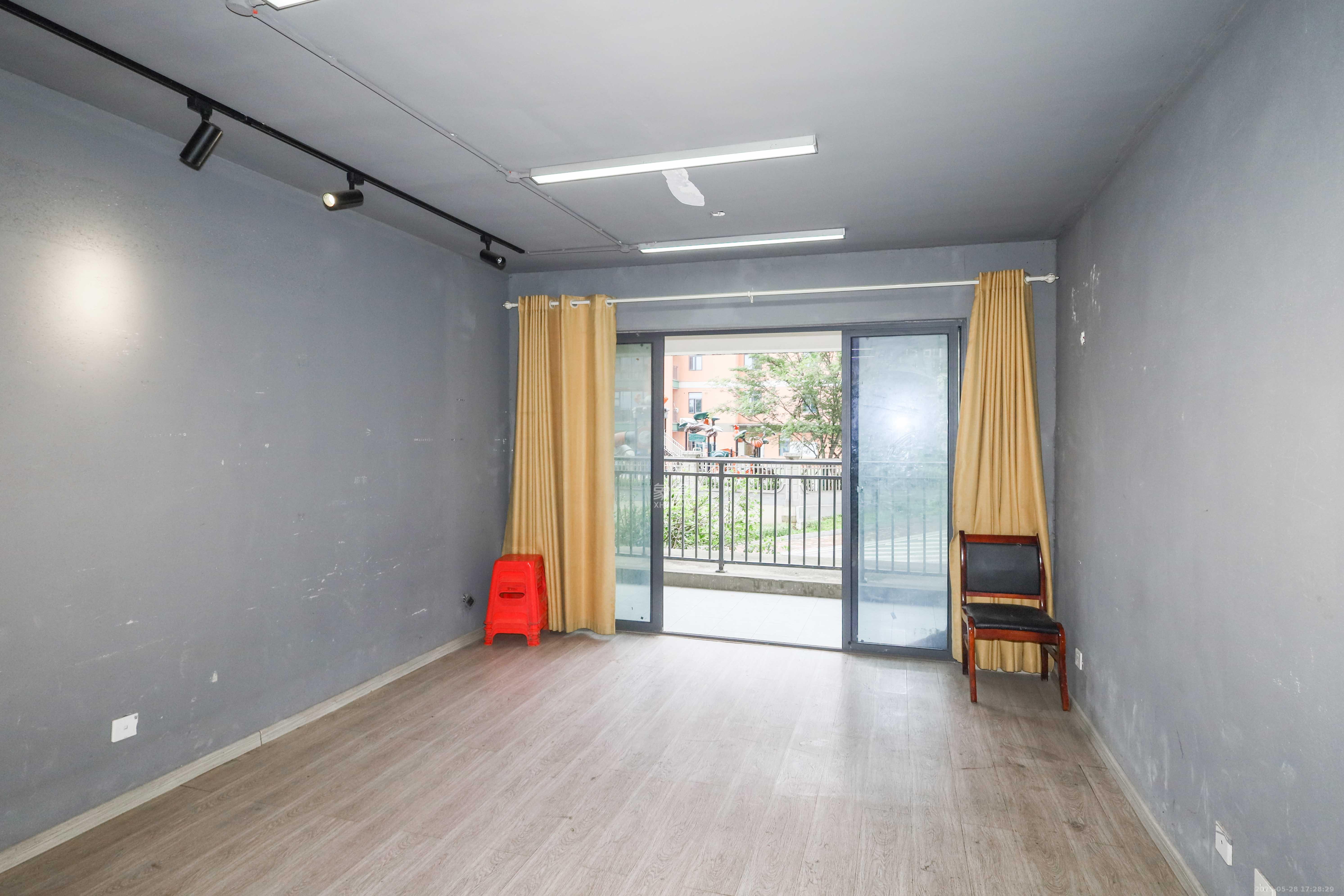 真人桥家园一期 3室2厅2卫 68.0万 真人桥家园一期 3室2厅2卫 68.0万客厅