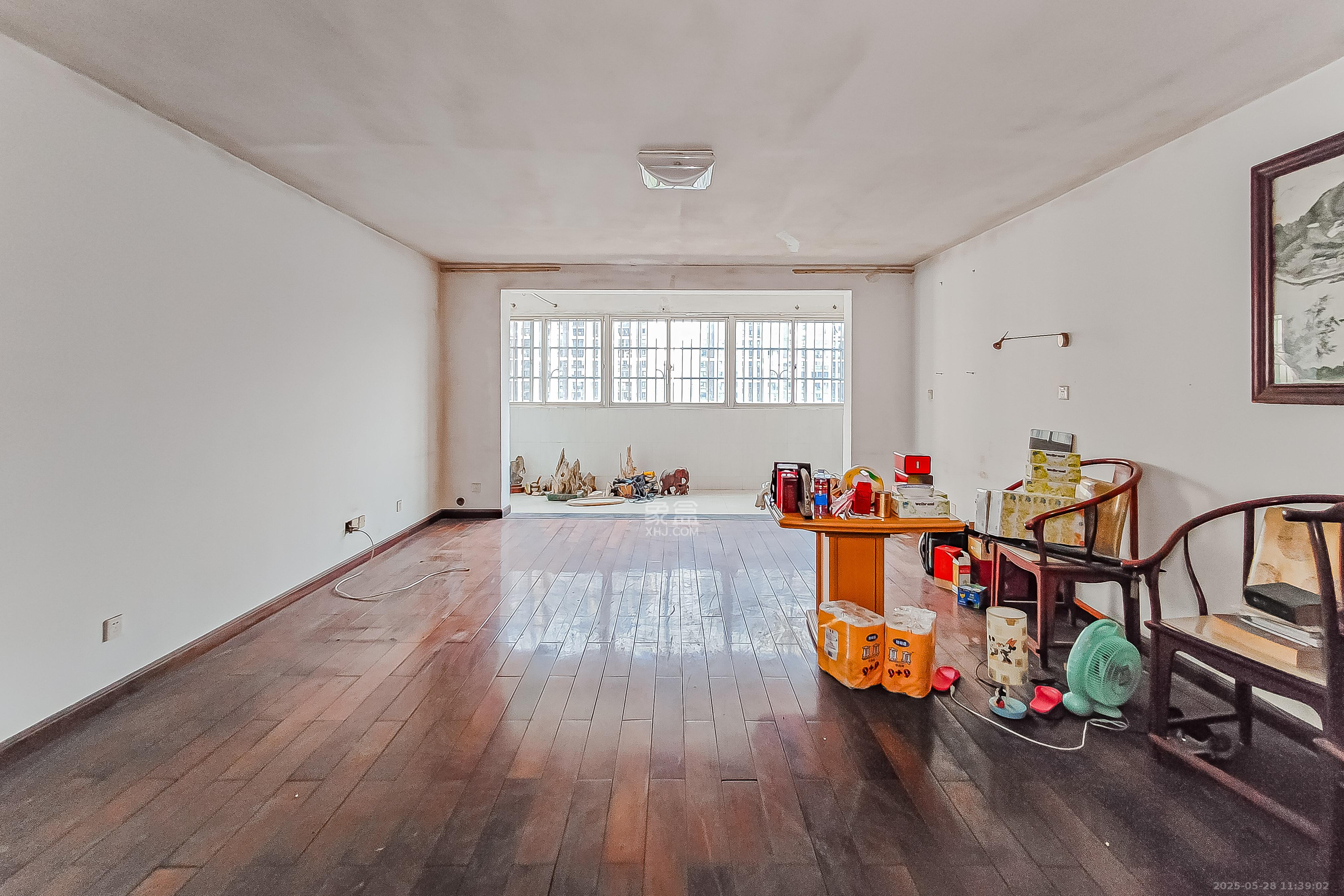 省气象局宿舍  3室2厅2卫    138.0万客厅