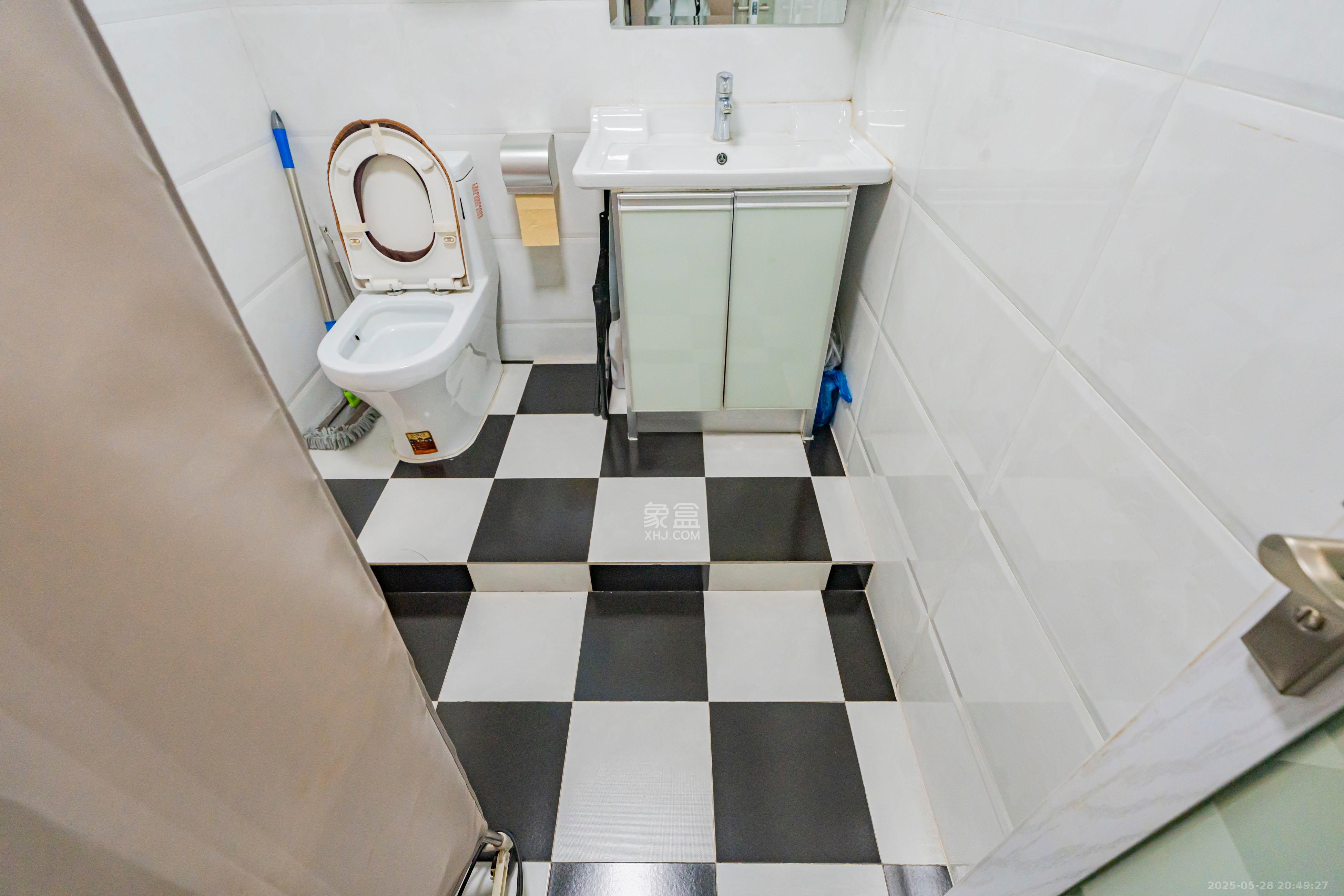 汇城花园 2室2厅2卫 90.0万 汇城花园 2室2厅2卫 90.0万卫生间