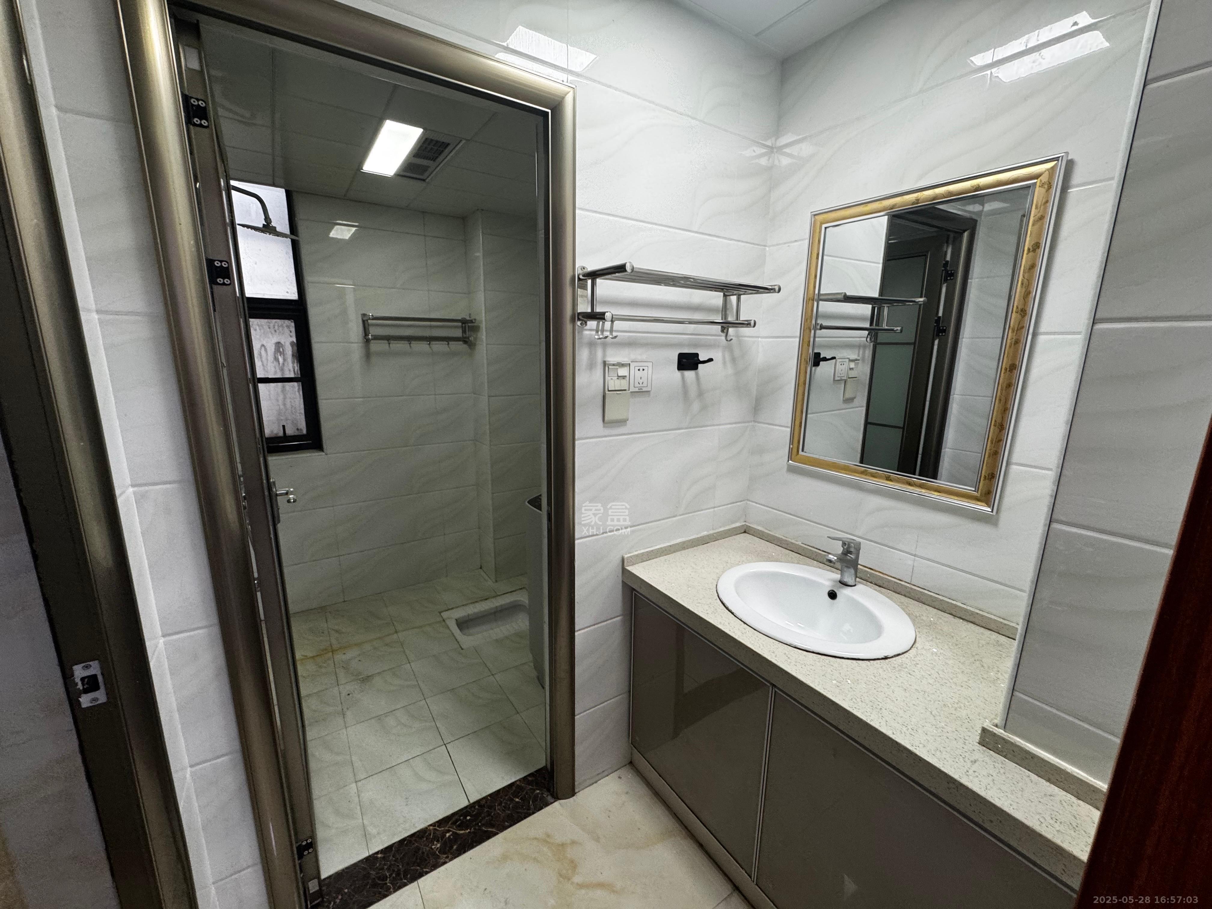 百纳广场(百纳公寓) 4室1厅2卫 3500.0元/月 百纳广场(百纳公寓) 4室1厅2卫 3500.0元/月室内图