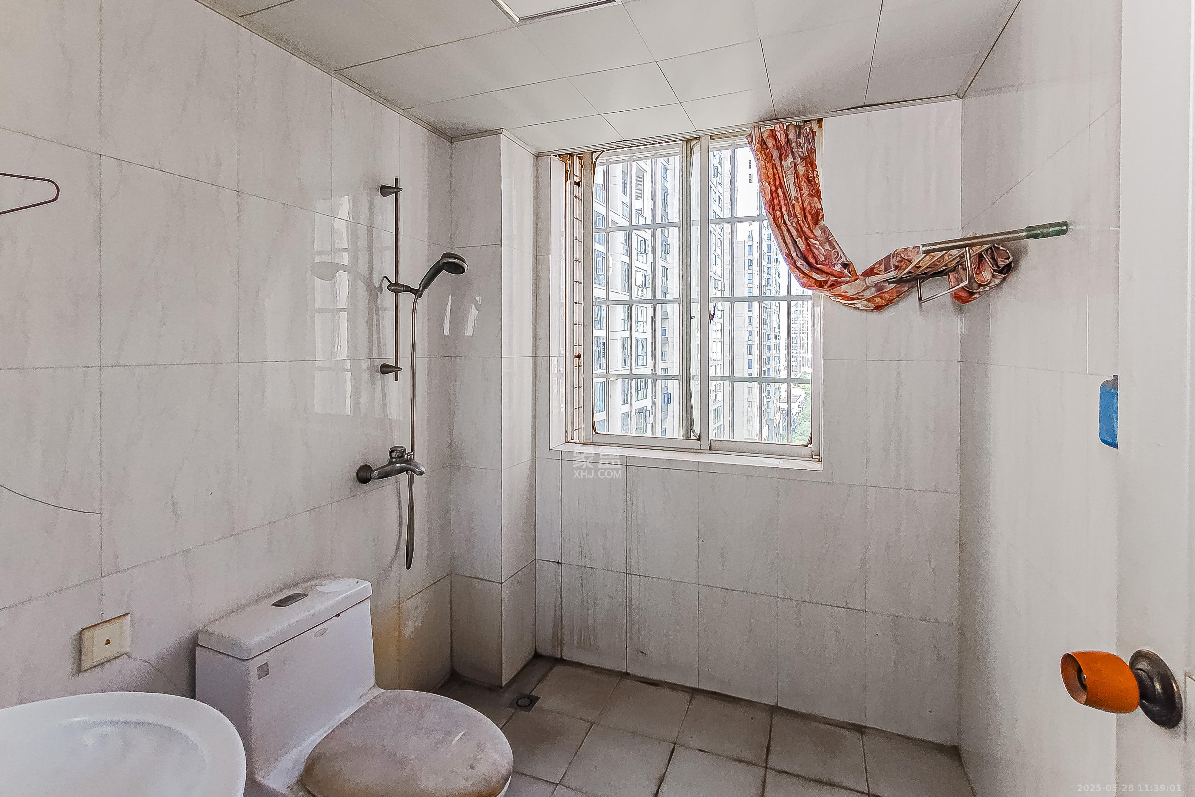 省气象局宿舍 3室2厅2卫 138.0万 省气象局宿舍 3室2厅2卫 138.0万卫生间