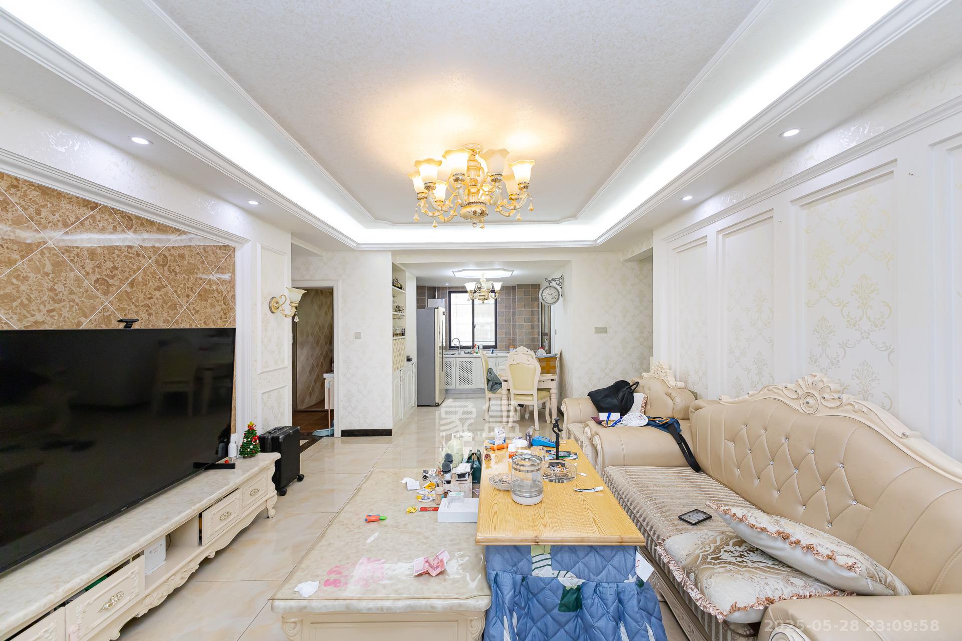 乾源国际 3室2厅1卫 88.0万 乾源国际 3室2厅1卫 88.0万客厅