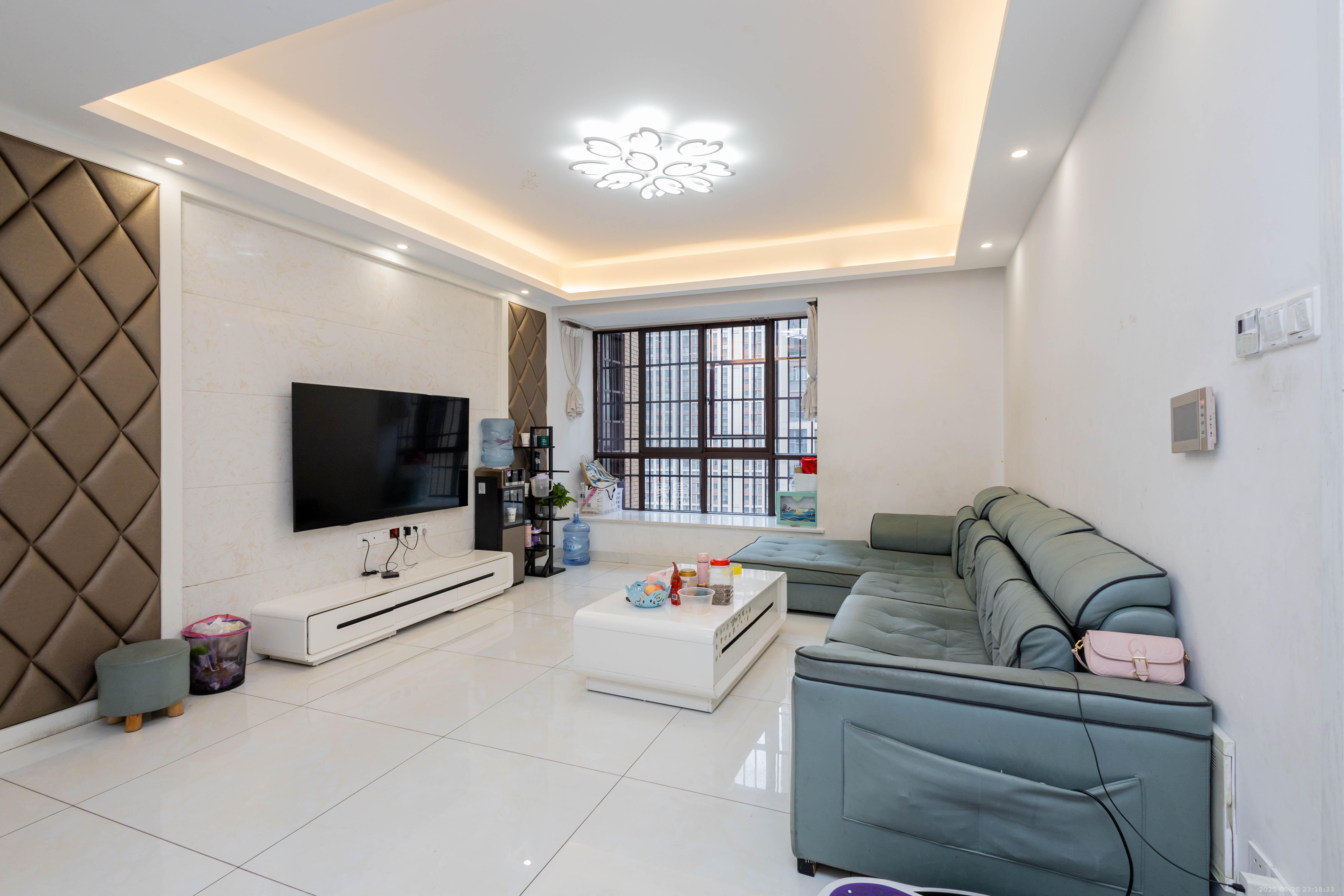 三景华御  4室2厅2卫    83.8万 三景华御  4室2厅2卫    83.8万客厅