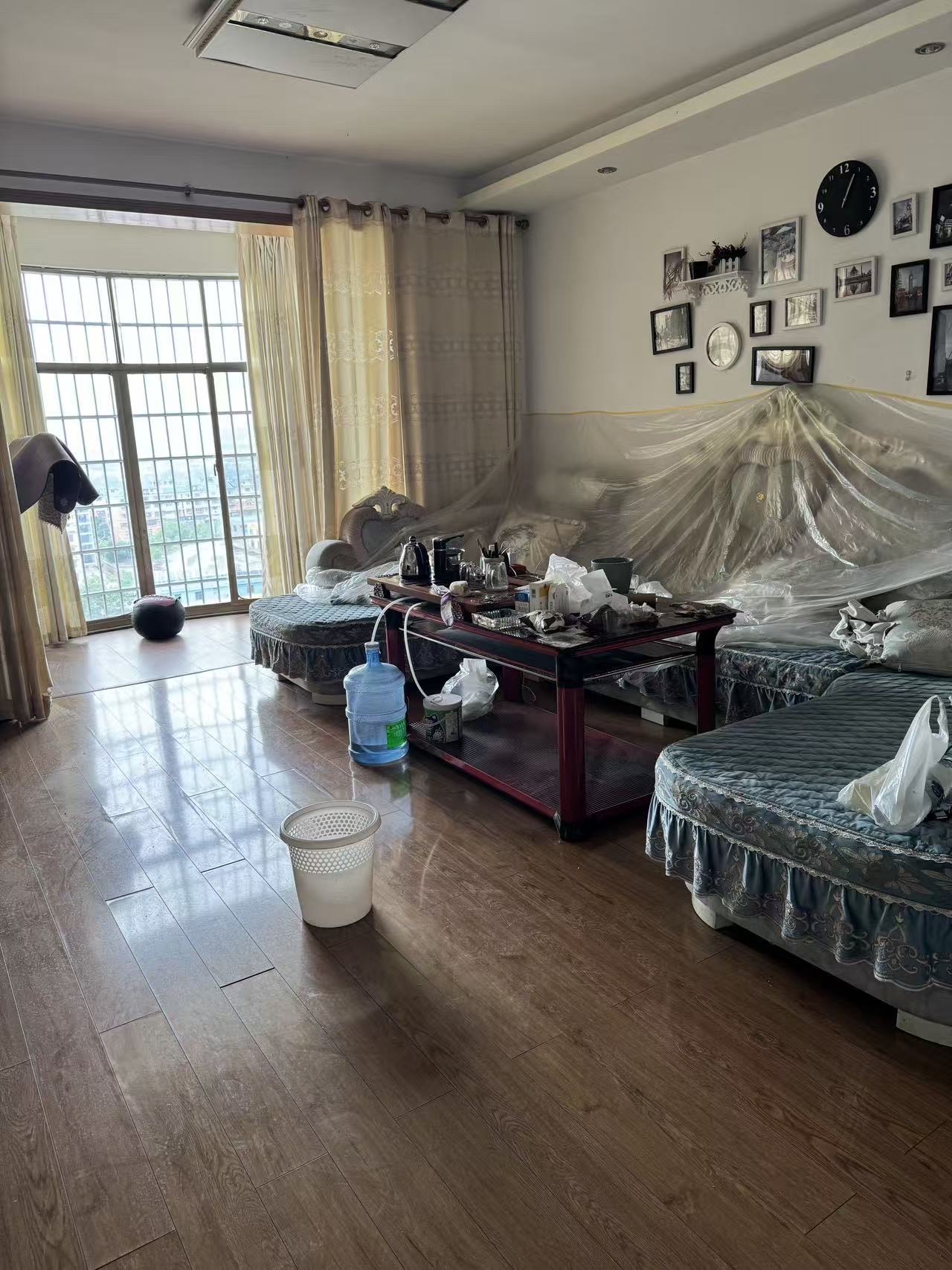 金碧文苑  3室2厅2卫    66.0万 金碧文苑  3室2厅2卫    66.0万客厅