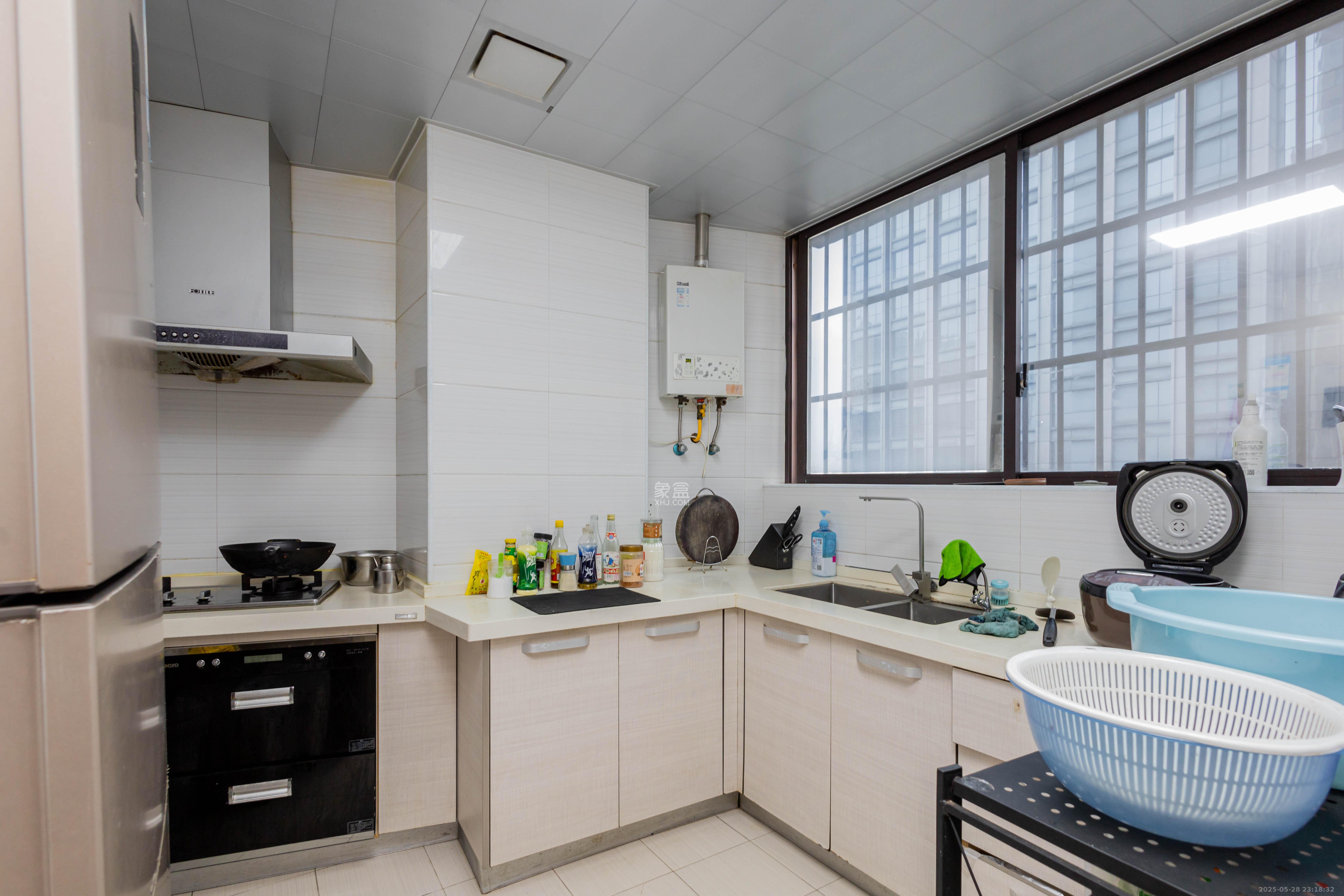 三景华御  4室2厅2卫    83.8万 三景华御  4室2厅2卫    83.8万厨房