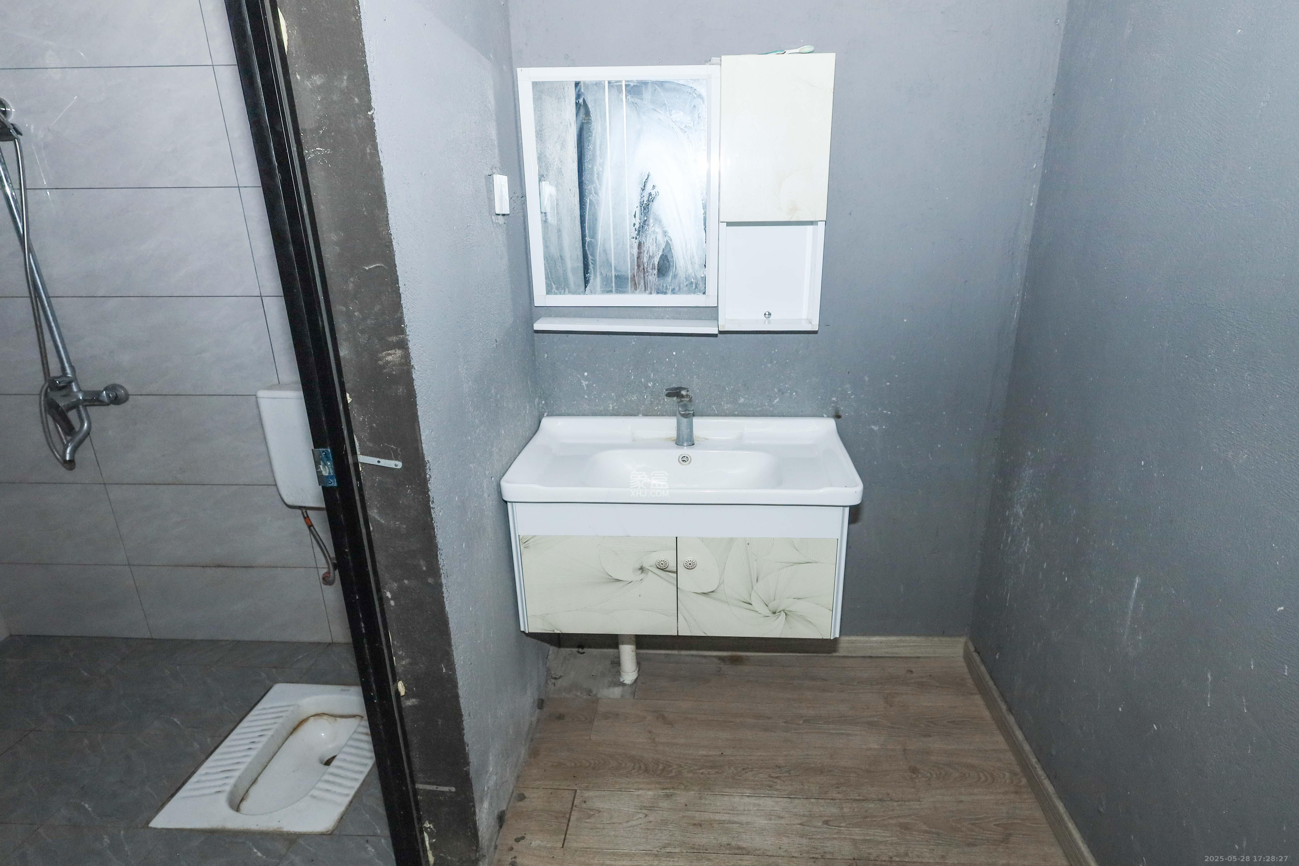 真人桥家园一期 3室2厅2卫 68.0万 真人桥家园一期 3室2厅2卫 68.0万卫生间