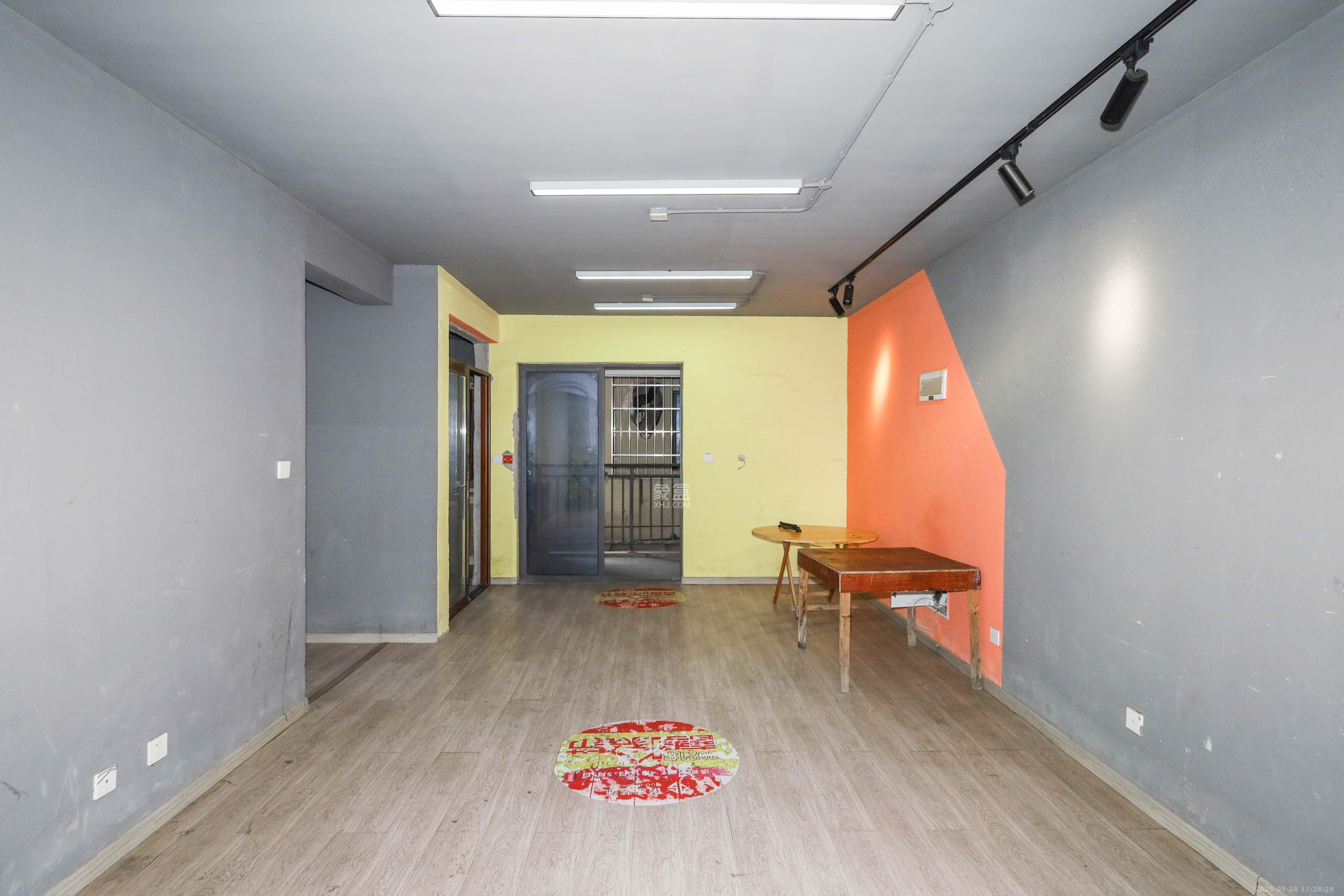 真人桥家园一期 3室2厅2卫 68.0万 真人桥家园一期 3室2厅2卫 68.0万客厅