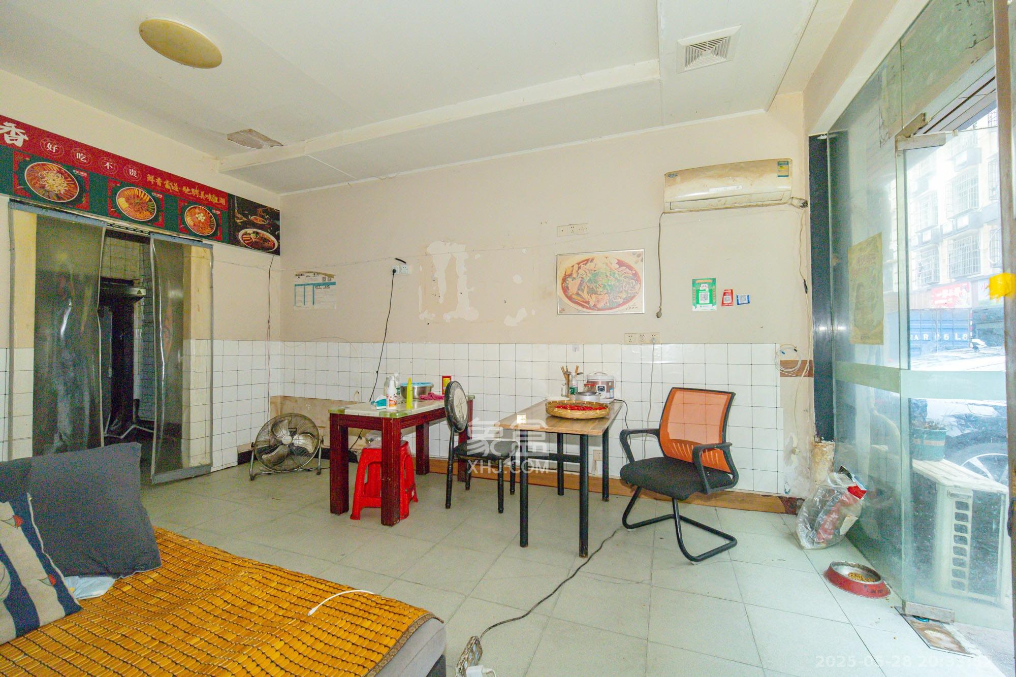 星沙六区  12室4厅4卫    149.8万 星沙六区  12室4厅4卫    149.8万客厅