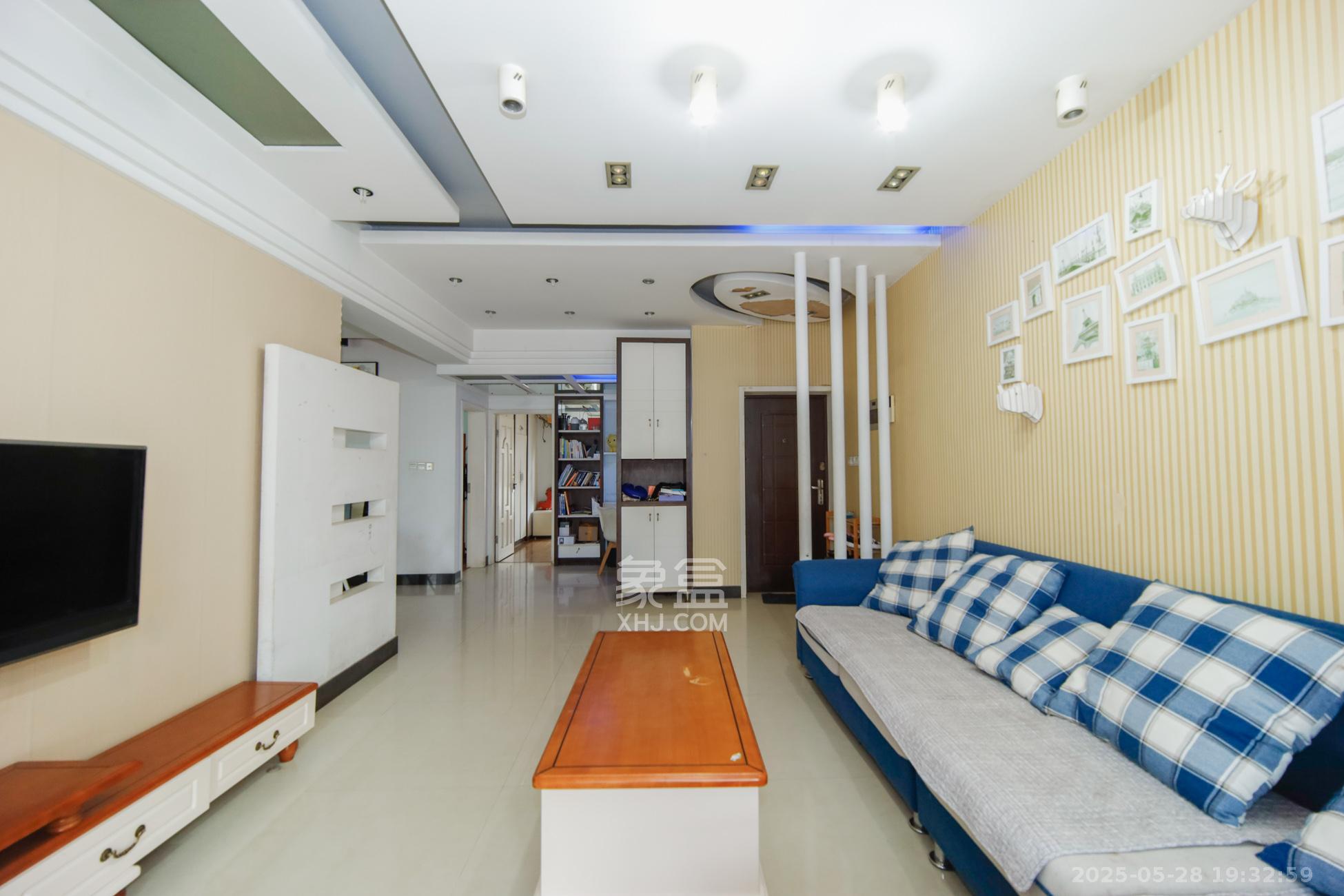 金信阳光在线 2室2厅1卫 60.8万 金信阳光在线 2室2厅1卫 60.8万客厅