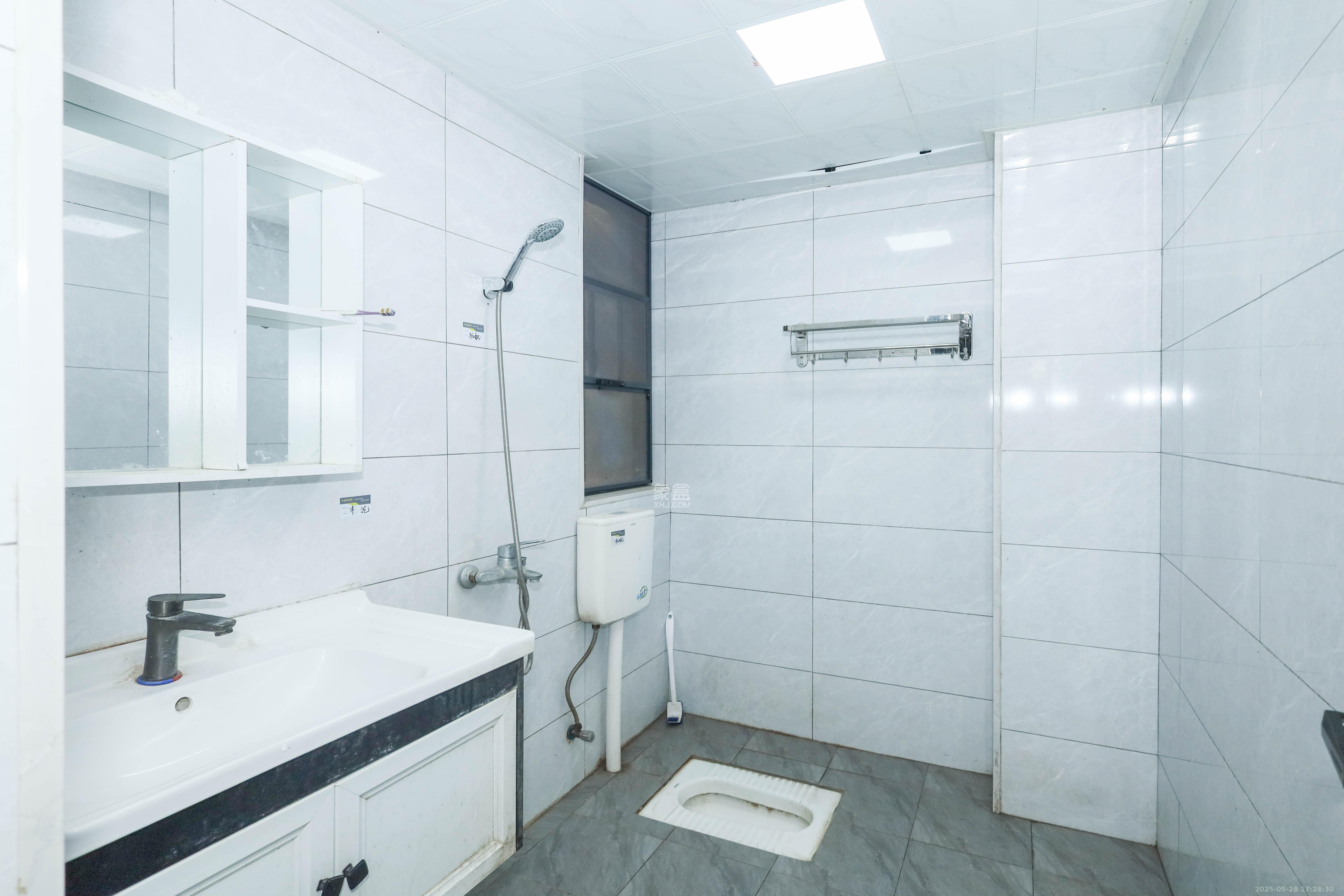 真人桥家园一期 3室2厅2卫 68.0万 真人桥家园一期 3室2厅2卫 68.0万卫生间