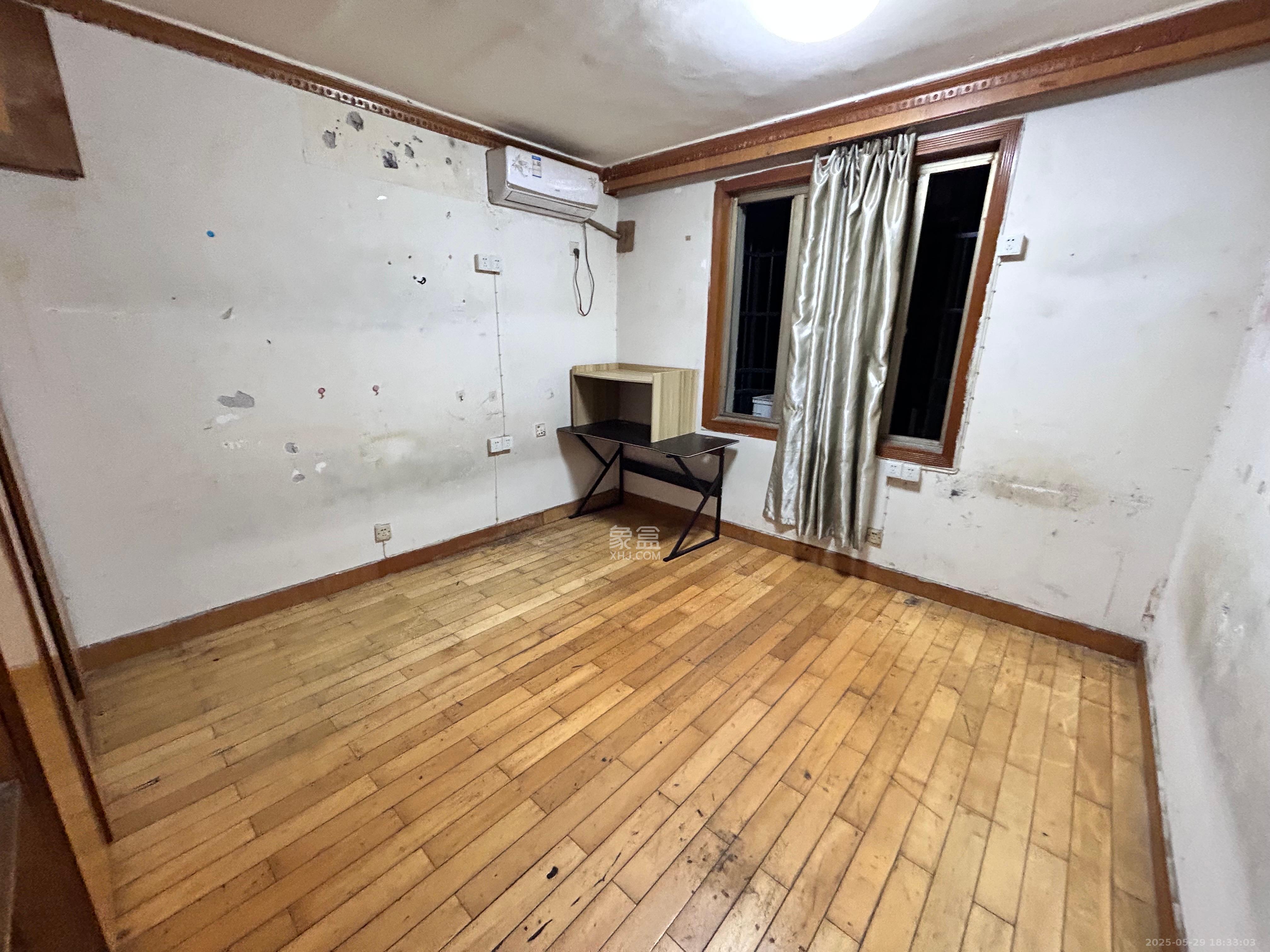 坡子街综合楼 3室2厅1卫 2900.0元/月 坡子街综合楼 3室2厅1卫 2900.0元/月室内图