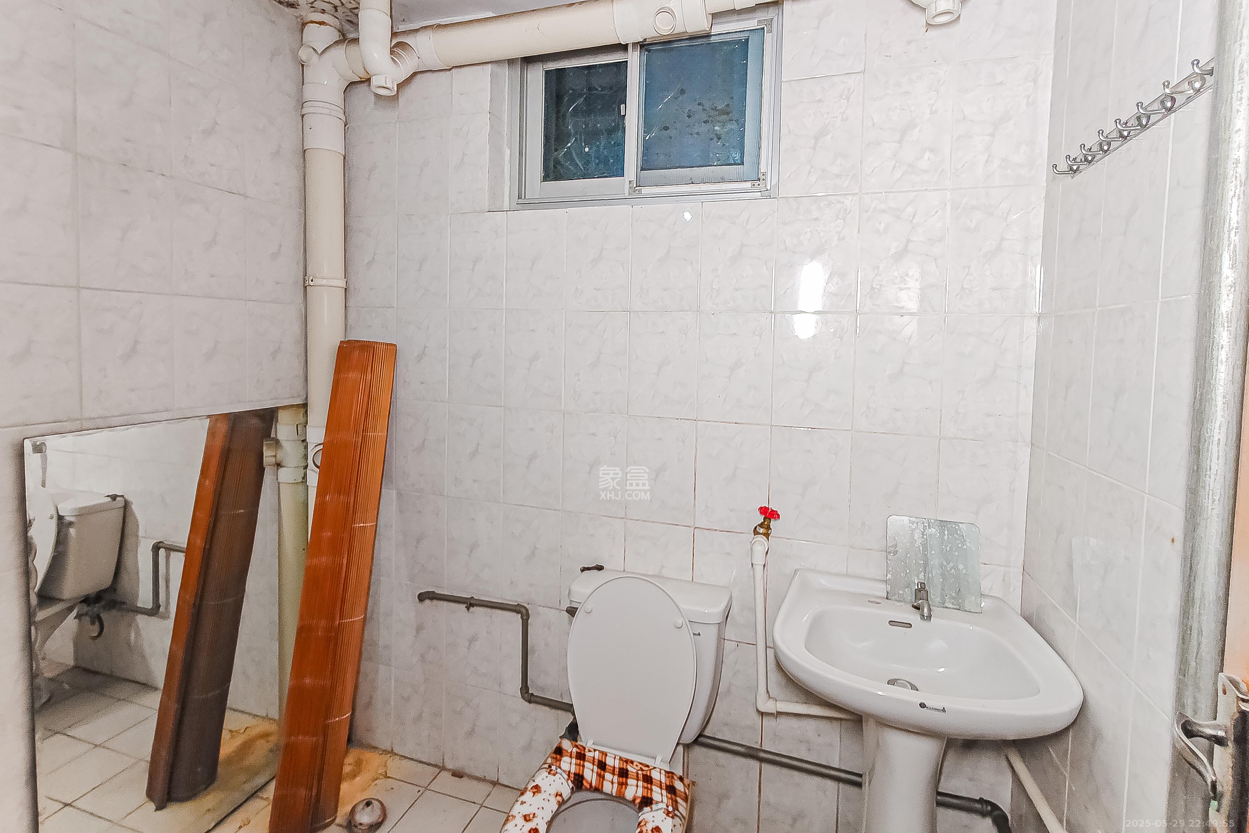 红旗综合安置楼  3室2厅2卫    65.0万卫生间