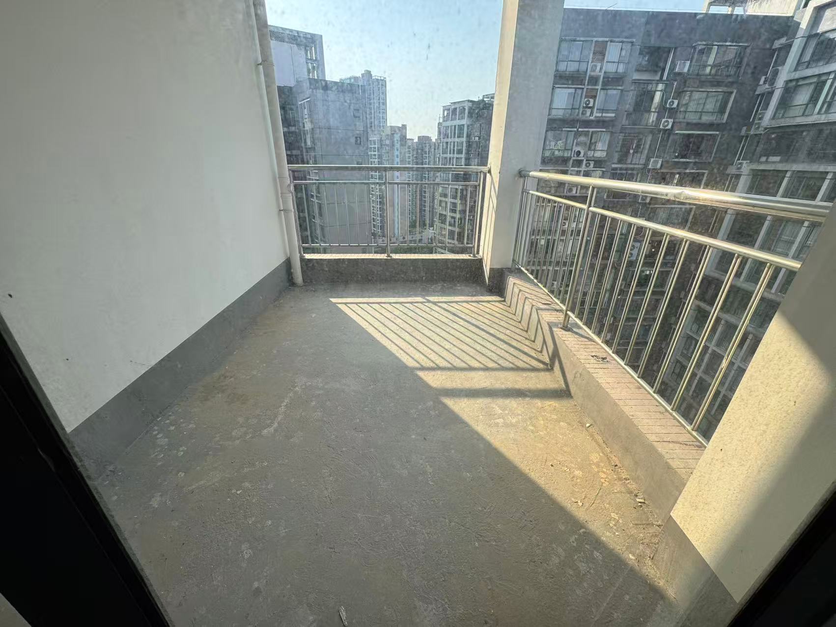 城市风景  5室2厅2卫    100.0万室内图