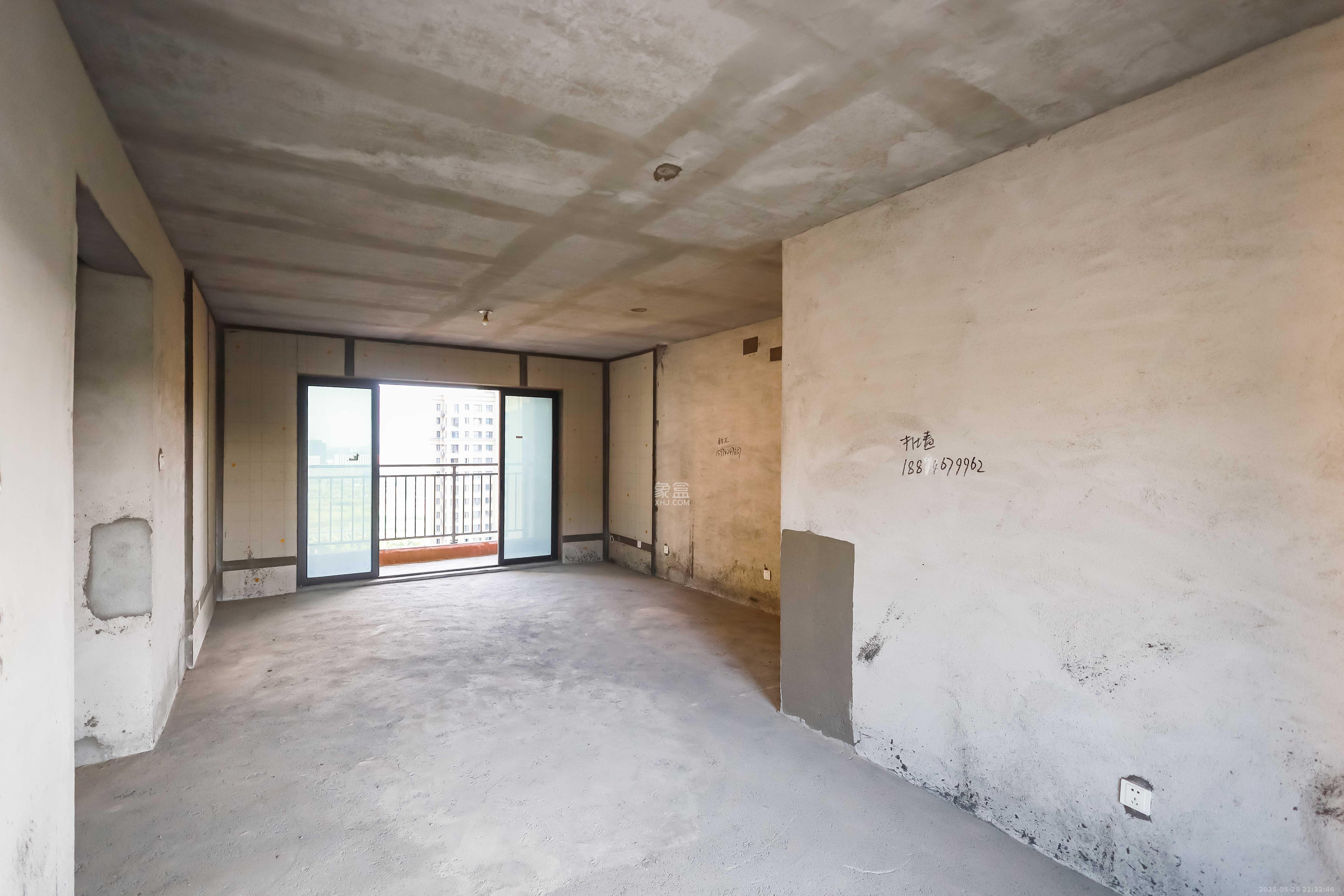 通号岭绣苑 4室2厅2卫 126.0万 通号岭绣苑 4室2厅2卫 126.0万客厅