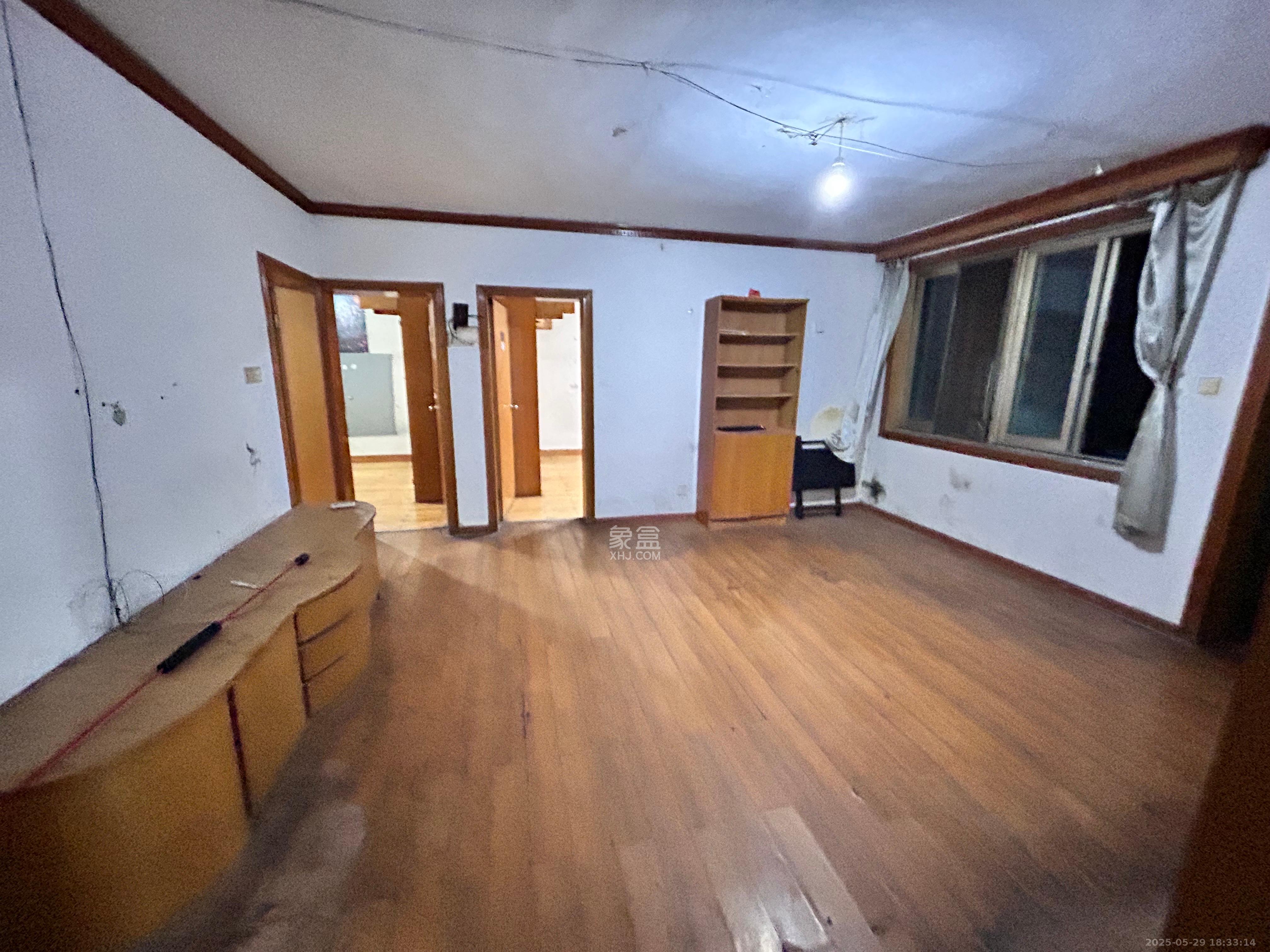 坡子街综合楼 3室2厅1卫 2900.0元/月 坡子街综合楼 3室2厅1卫 2900.0元/月室内图