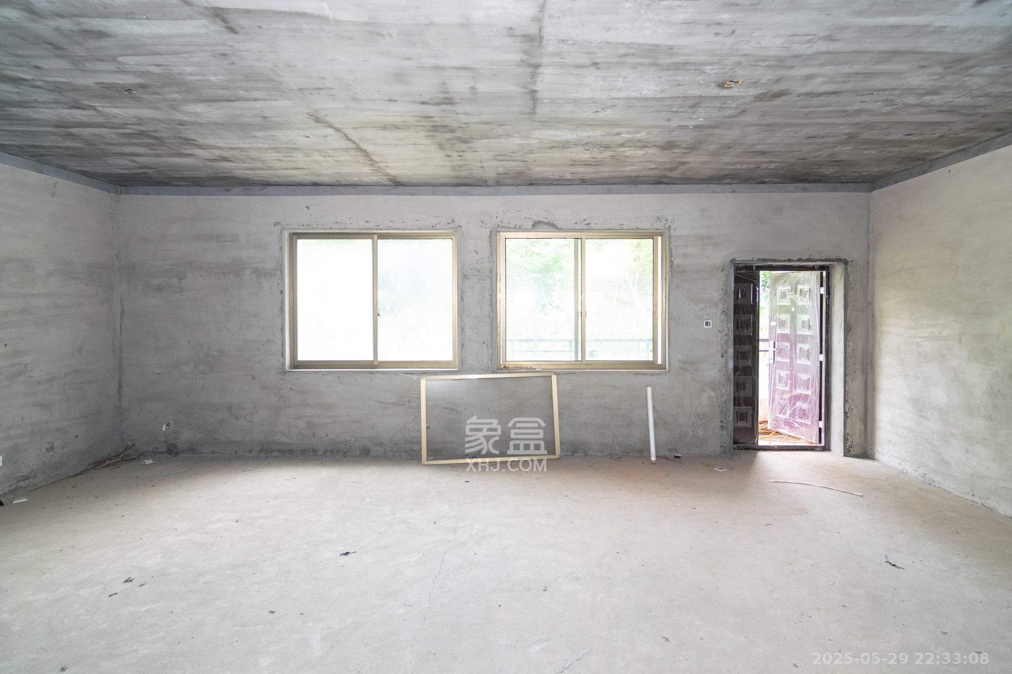 湖南报业文化城(米地亚家园)  6室3厅4卫    350.0万 湖南报业文化城(米地亚家园)  6室3厅4卫    350.0万