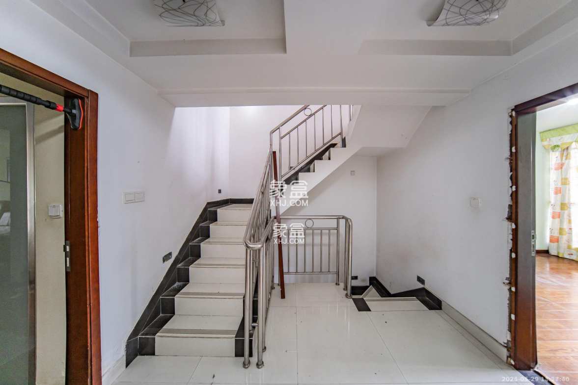 阳光100一期、四五期 5室2厅3卫 6500.0元/月 阳光100一期、四五期 5室2厅3卫 6500.0元/月室内图