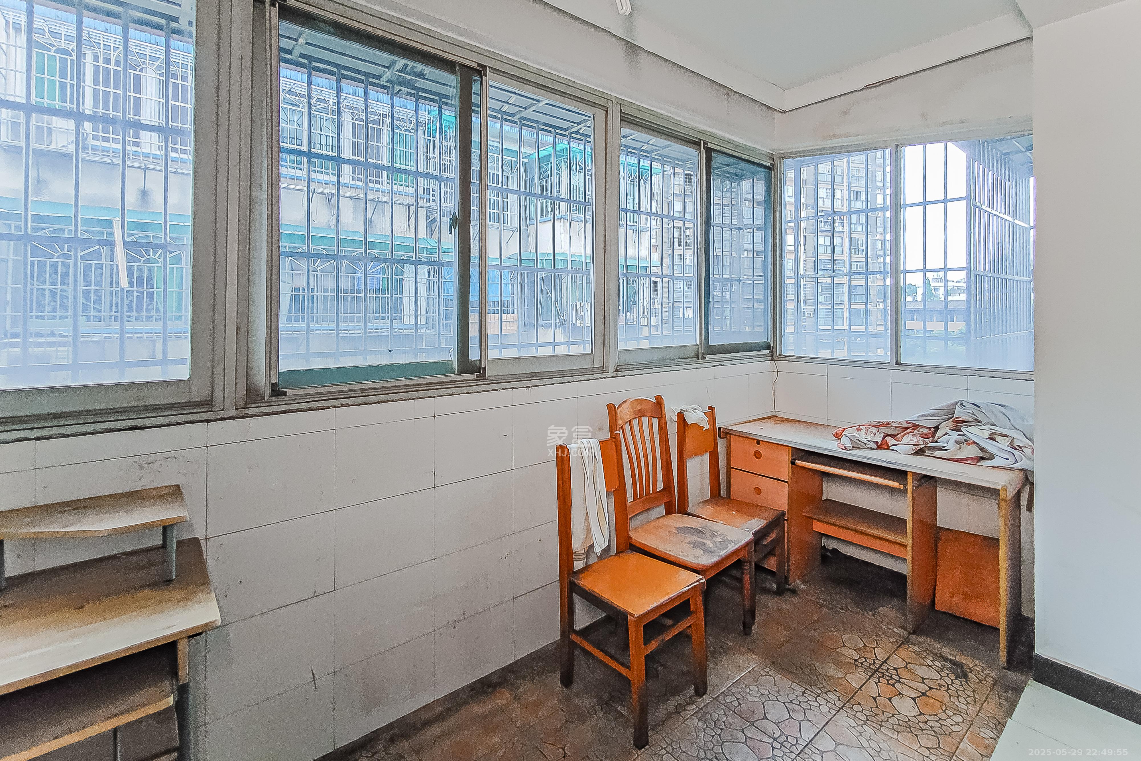 红旗综合安置楼  3室2厅2卫    65.0万阳台