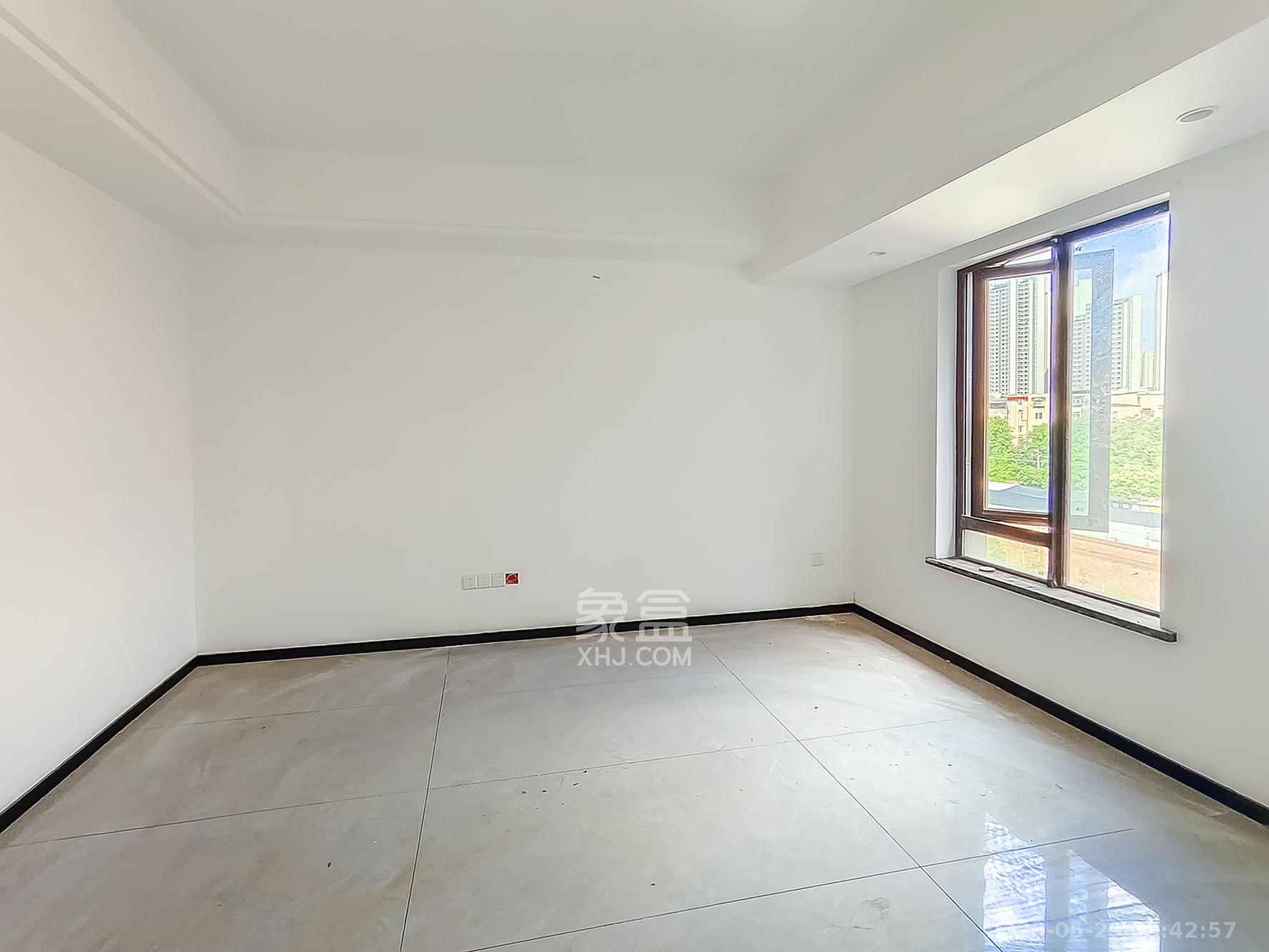 万科紫台 5室5厅4卫 389.0万 万科紫台 5室5厅4卫 389.0万卧室