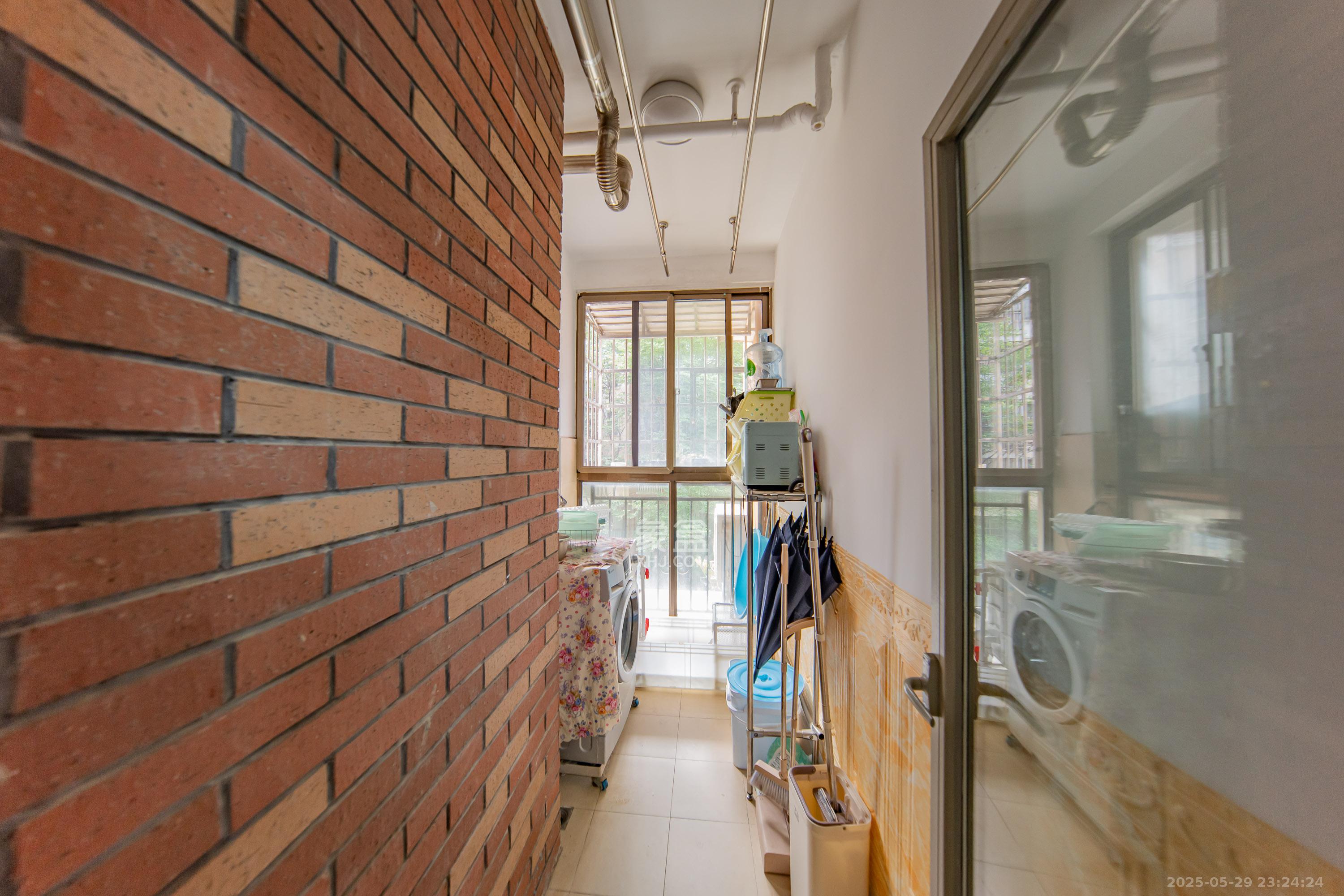 米兰春天 3室2厅2卫 79.8万 米兰春天 3室2厅2卫 79.8万阳台