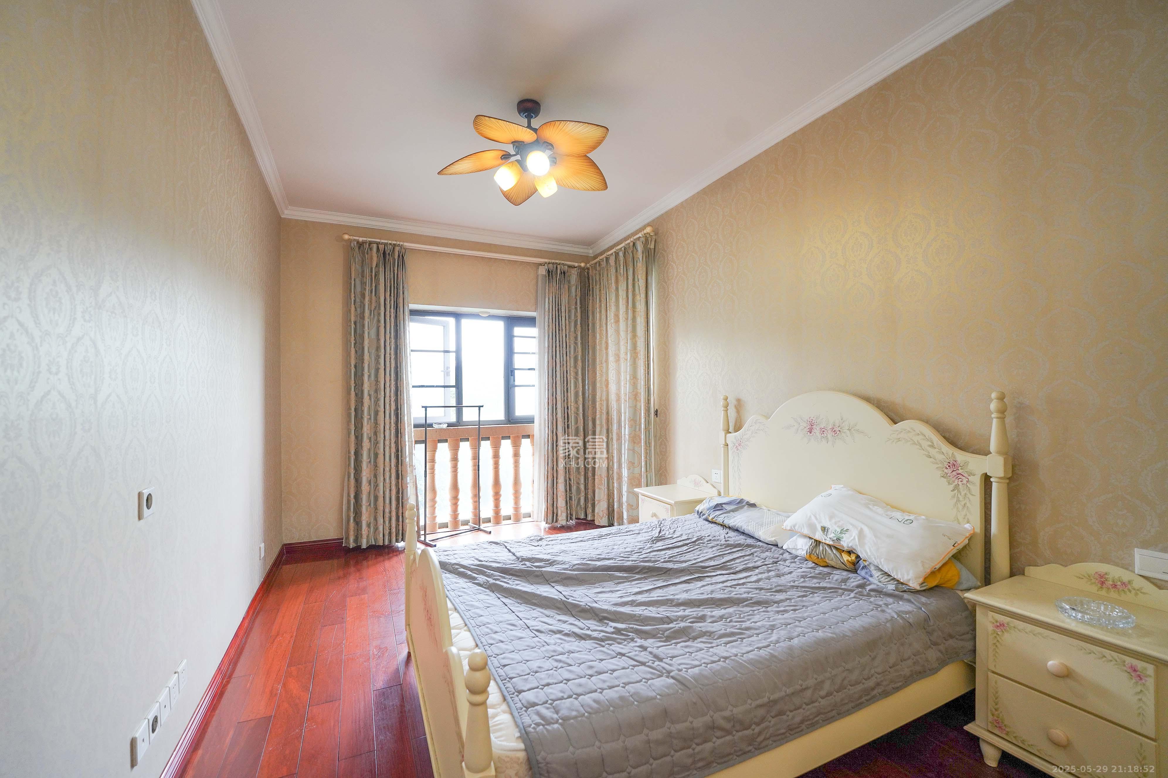 格兰小镇  5室2厅3卫    448.0万 格兰小镇  5室2厅3卫    448.0万卧室