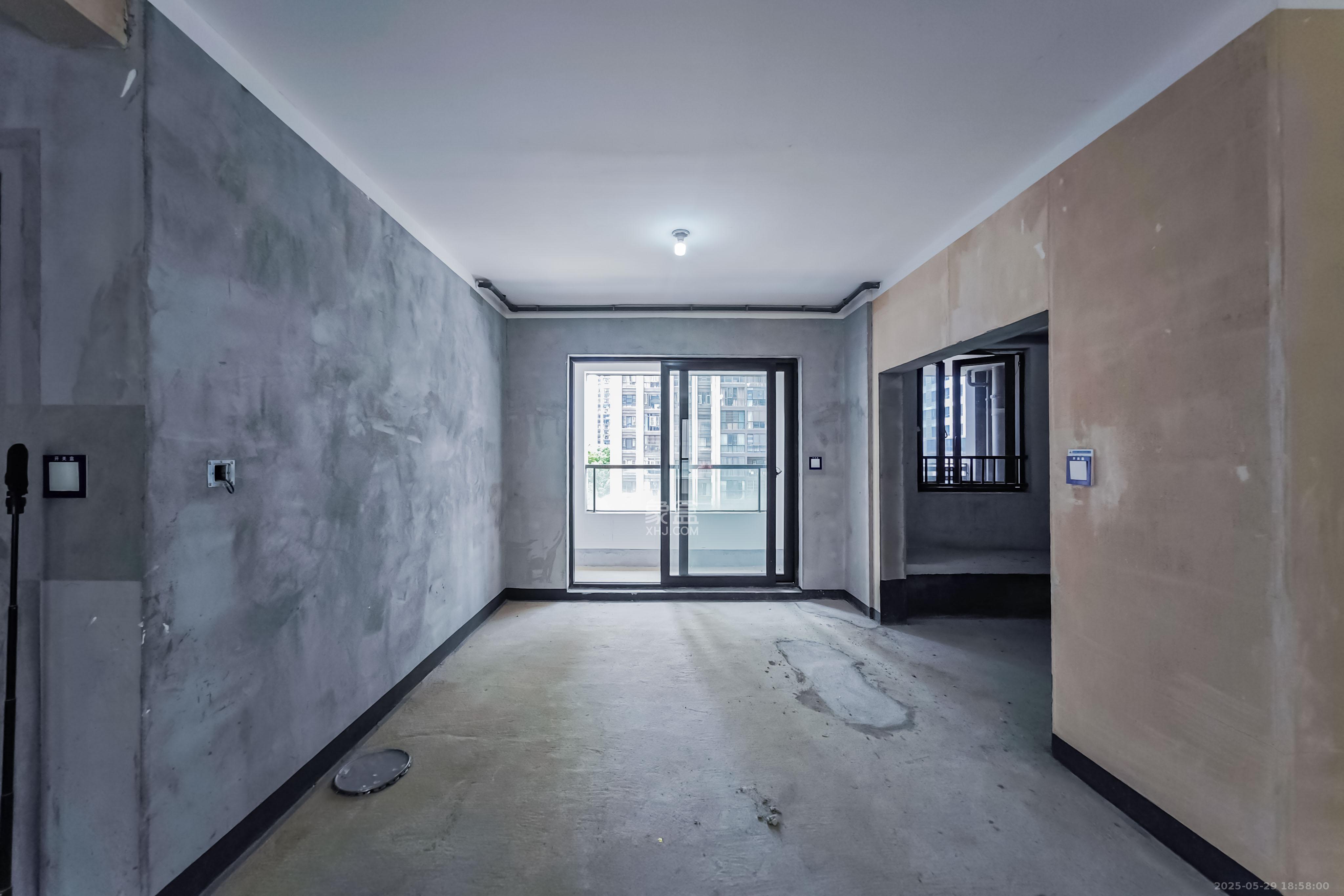 建发玖洲观澜  4室2厅2卫   238.00万客厅