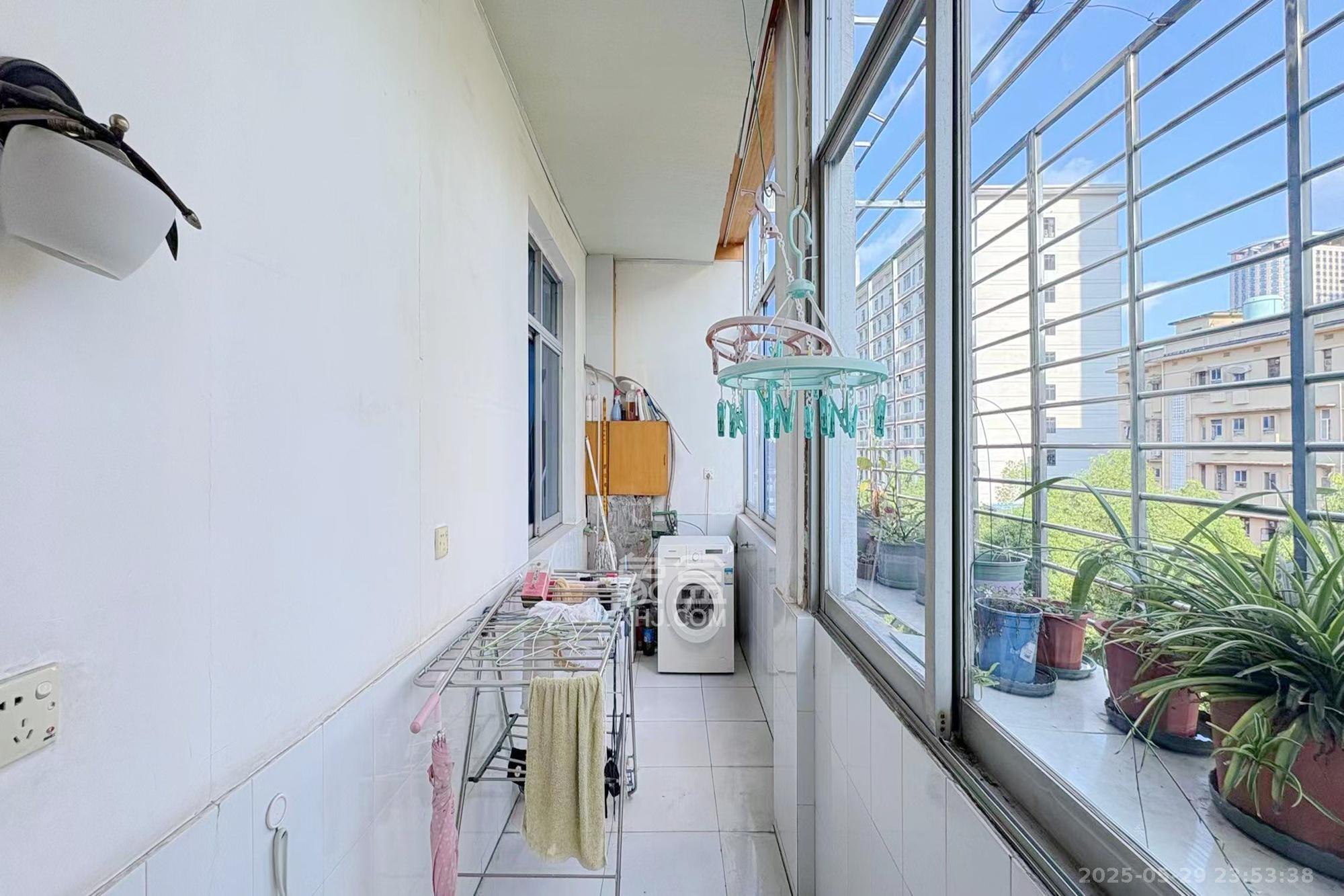 湖南省农业厅  3室2厅1卫   98.00万阳台
