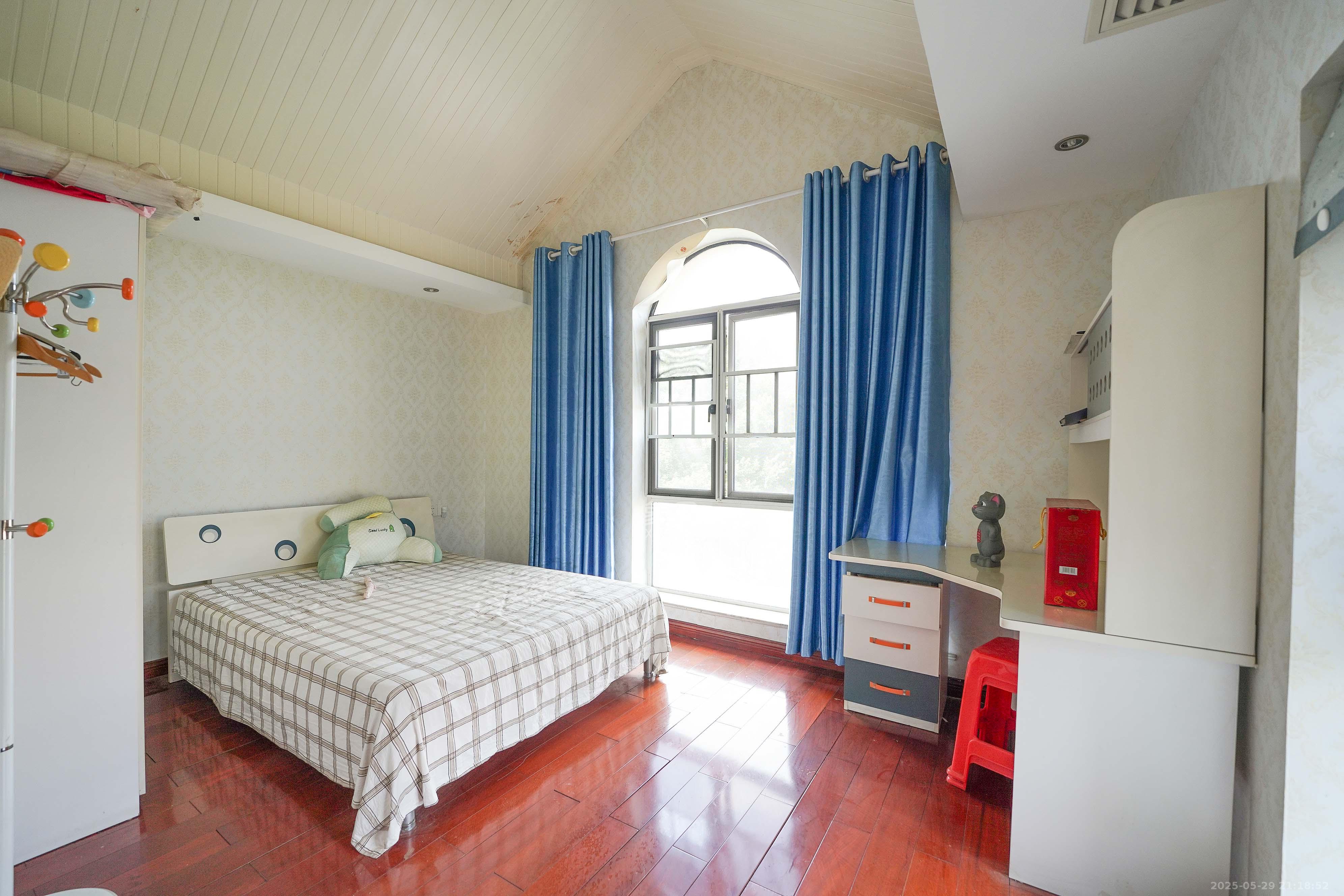 格兰小镇  5室2厅3卫    448.0万 格兰小镇  5室2厅3卫    448.0万卧室