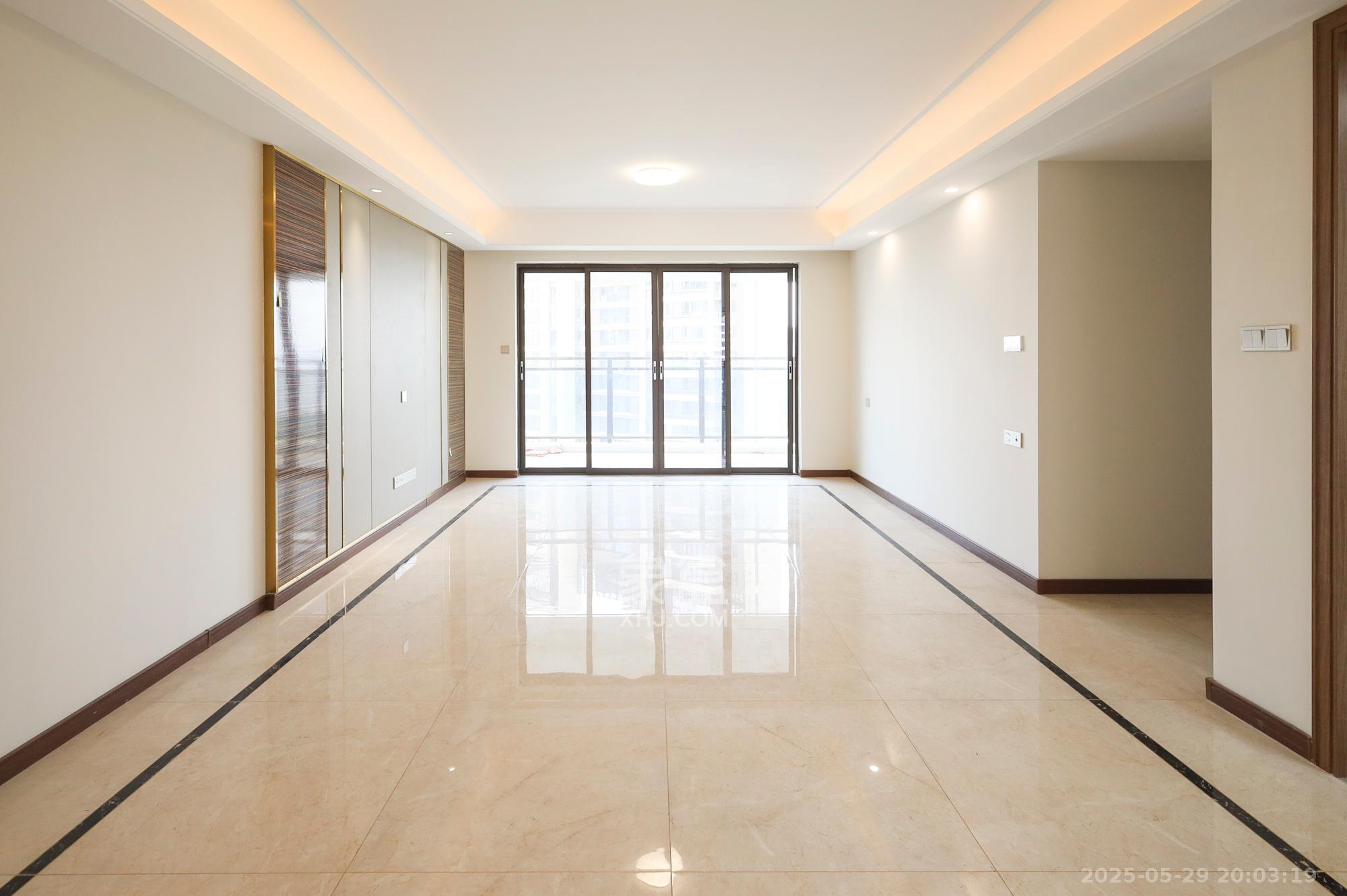 中欣楚天御府E区 4室2厅2卫 155.0万 中欣楚天御府E区 4室2厅2卫 155.0万客厅