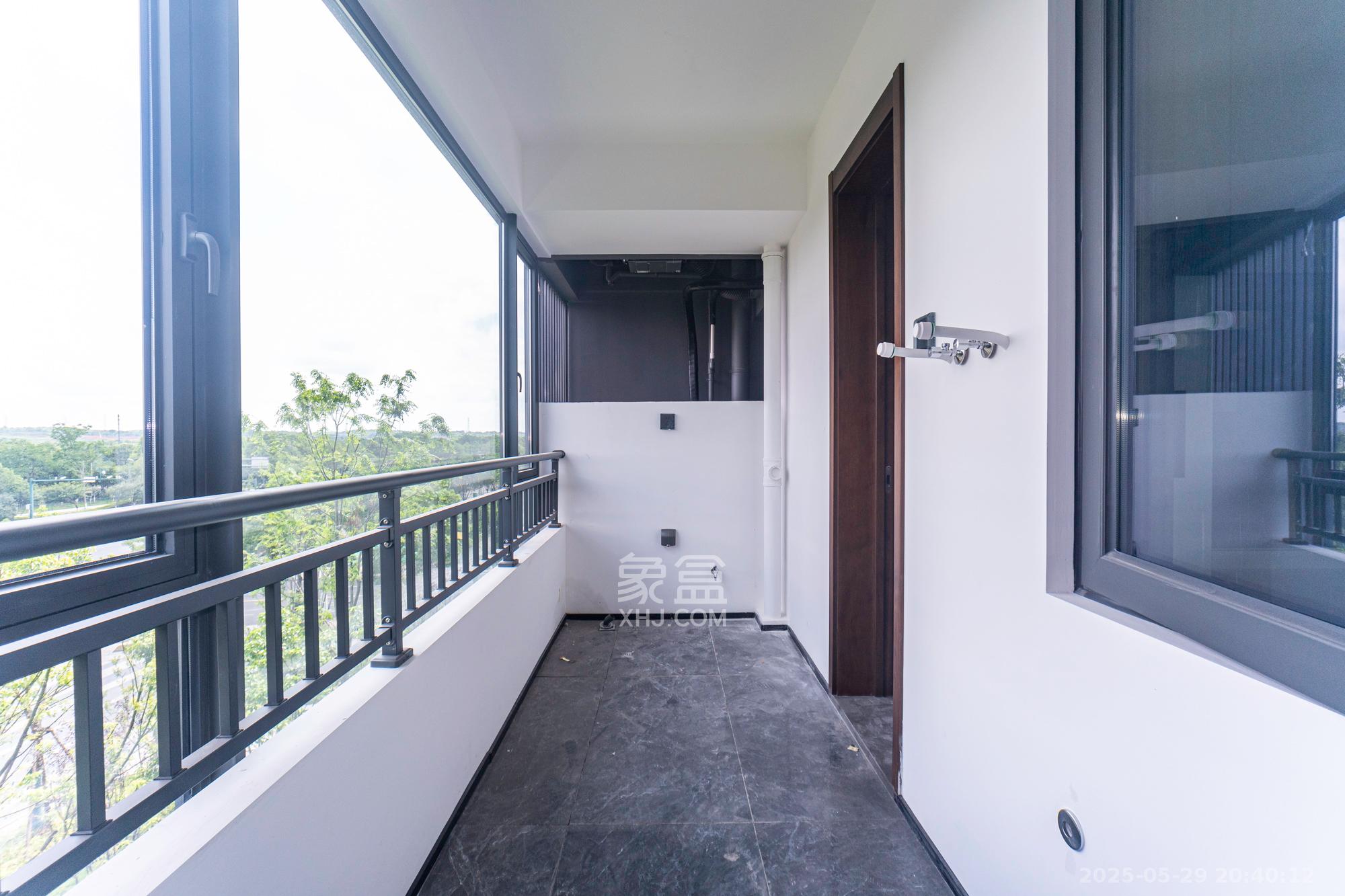 万科松湖天地 4室2厅2卫 320.0万 万科松湖天地 4室2厅2卫 320.0万阳台