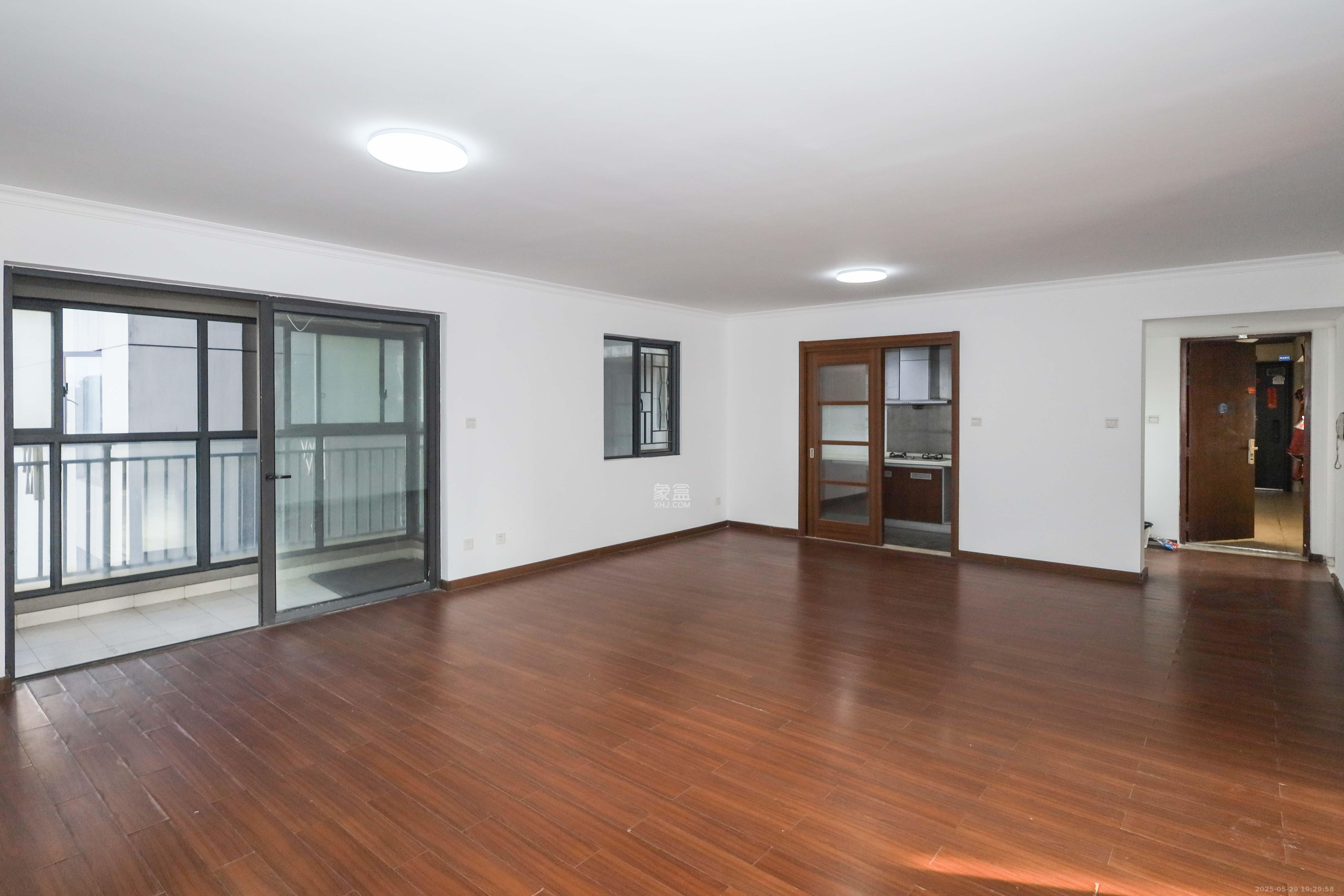 万科城市花园  3室2厅2卫    98.8万客厅