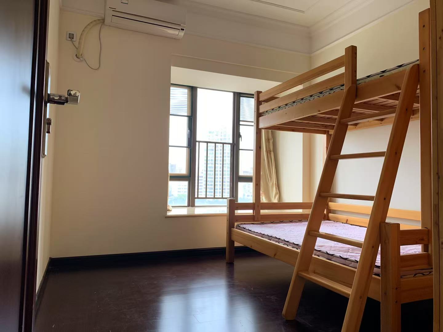 滨江海岸三期  3室2厅1卫    2800.0元/月室内图