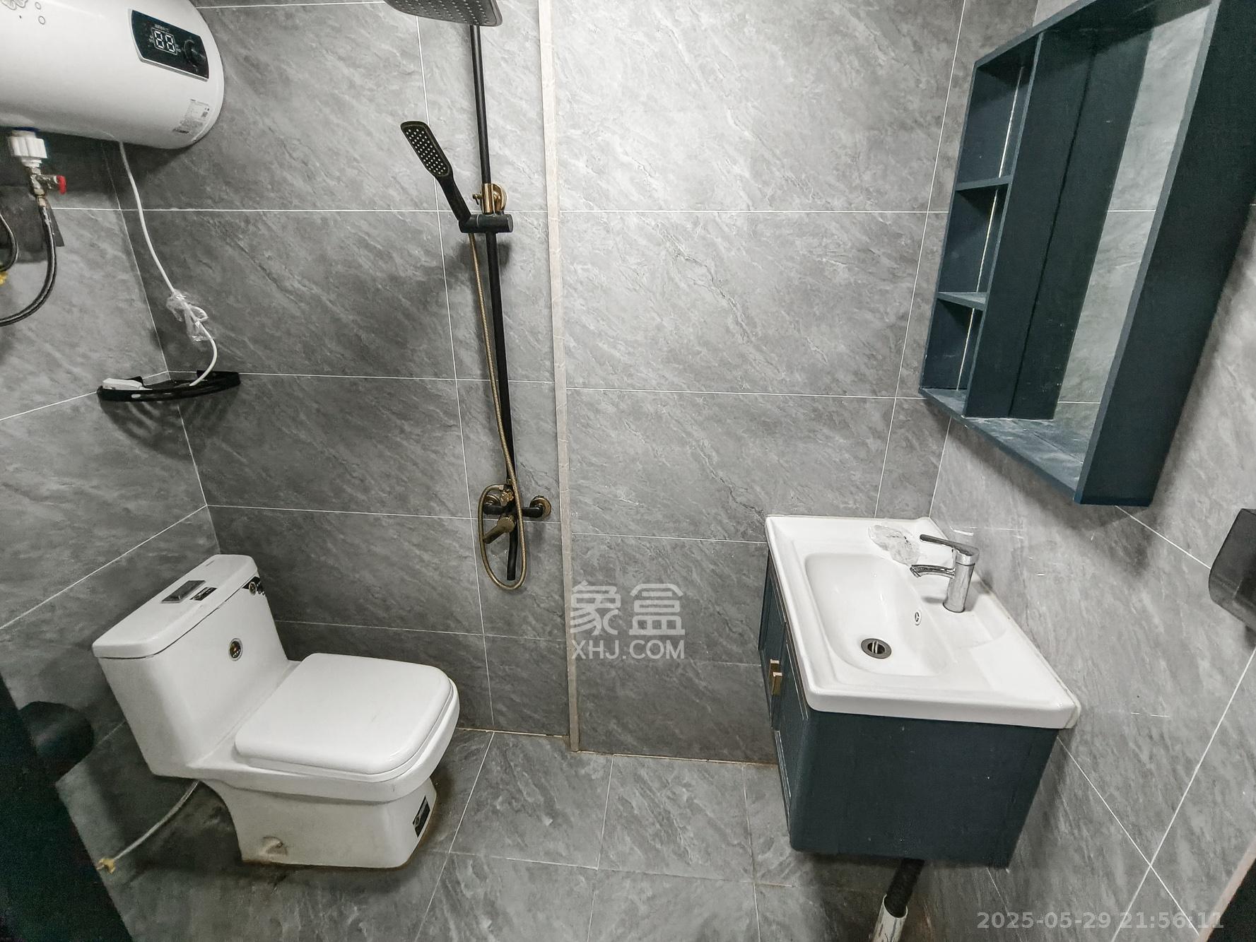 保利香槟国际  1室1厅1卫   29.00万 保利香槟国际  1室1厅1卫   29.00万卫生间