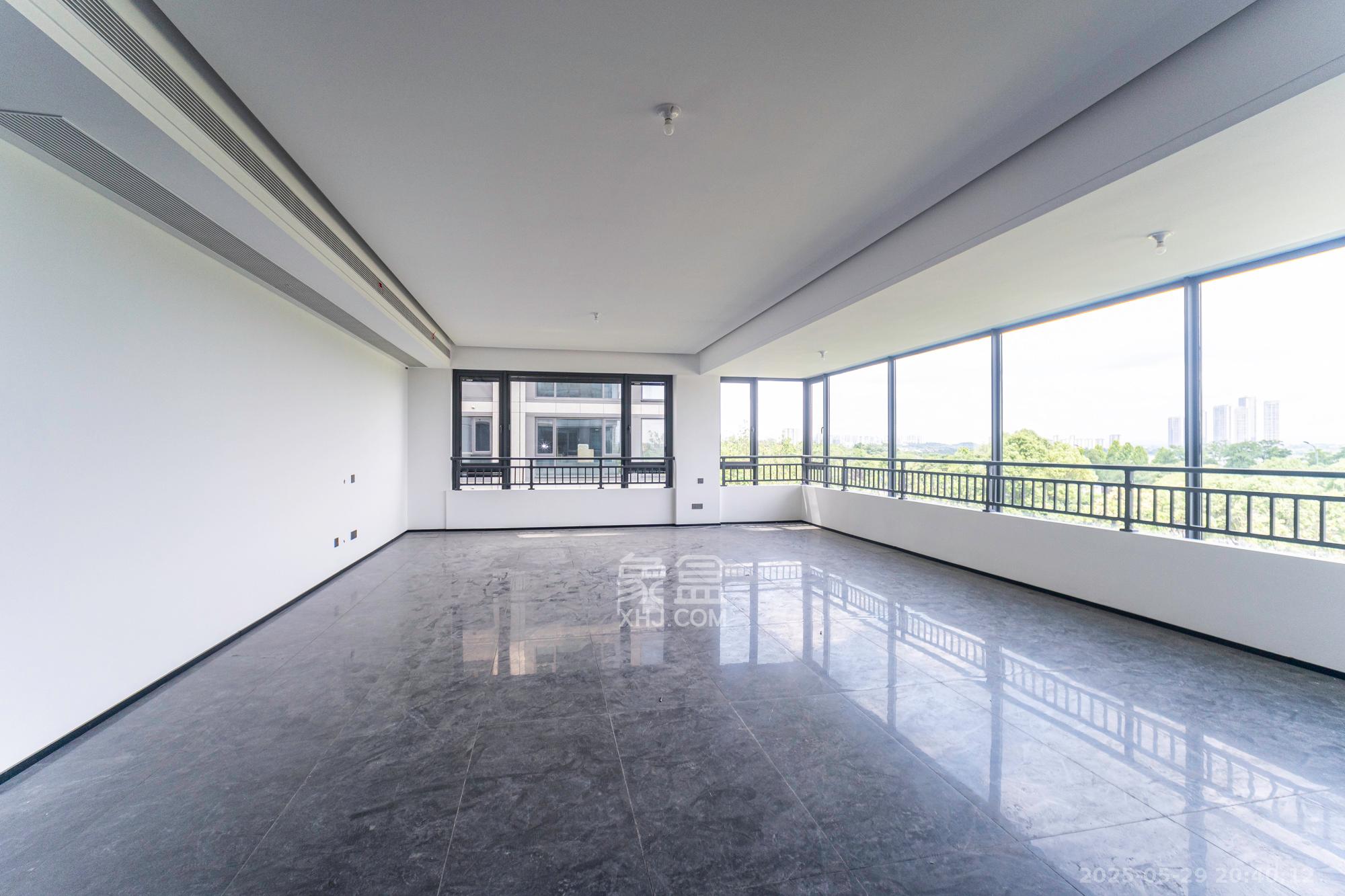 万科松湖天地 4室2厅2卫 320.0万 万科松湖天地 4室2厅2卫 320.0万客厅