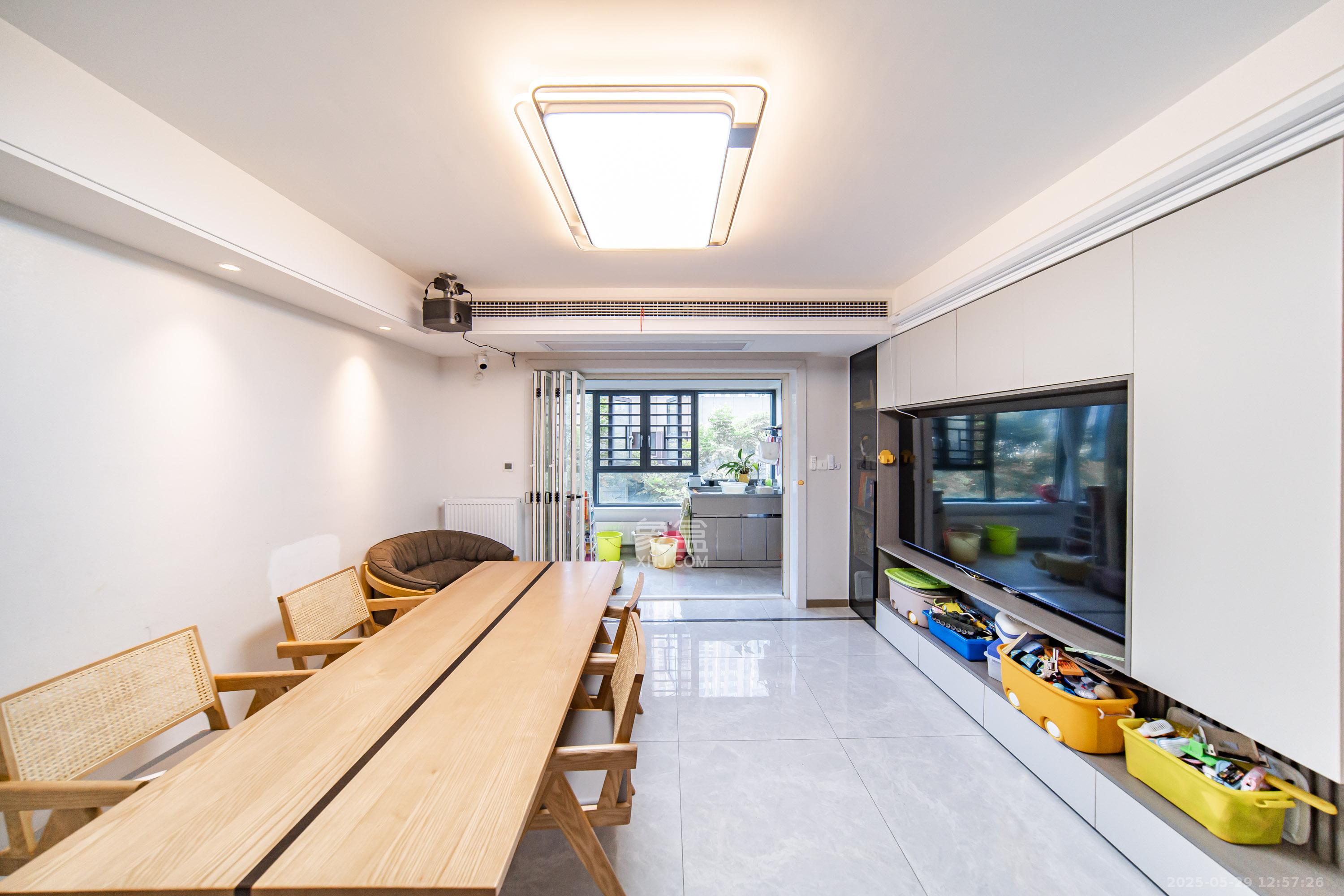 城发恒伟星雅韵(恒伟星辉苑)  4室2厅2卫    202.0万 城发恒伟星雅韵(恒伟星辉苑)  4室2厅2卫    202.0万客厅