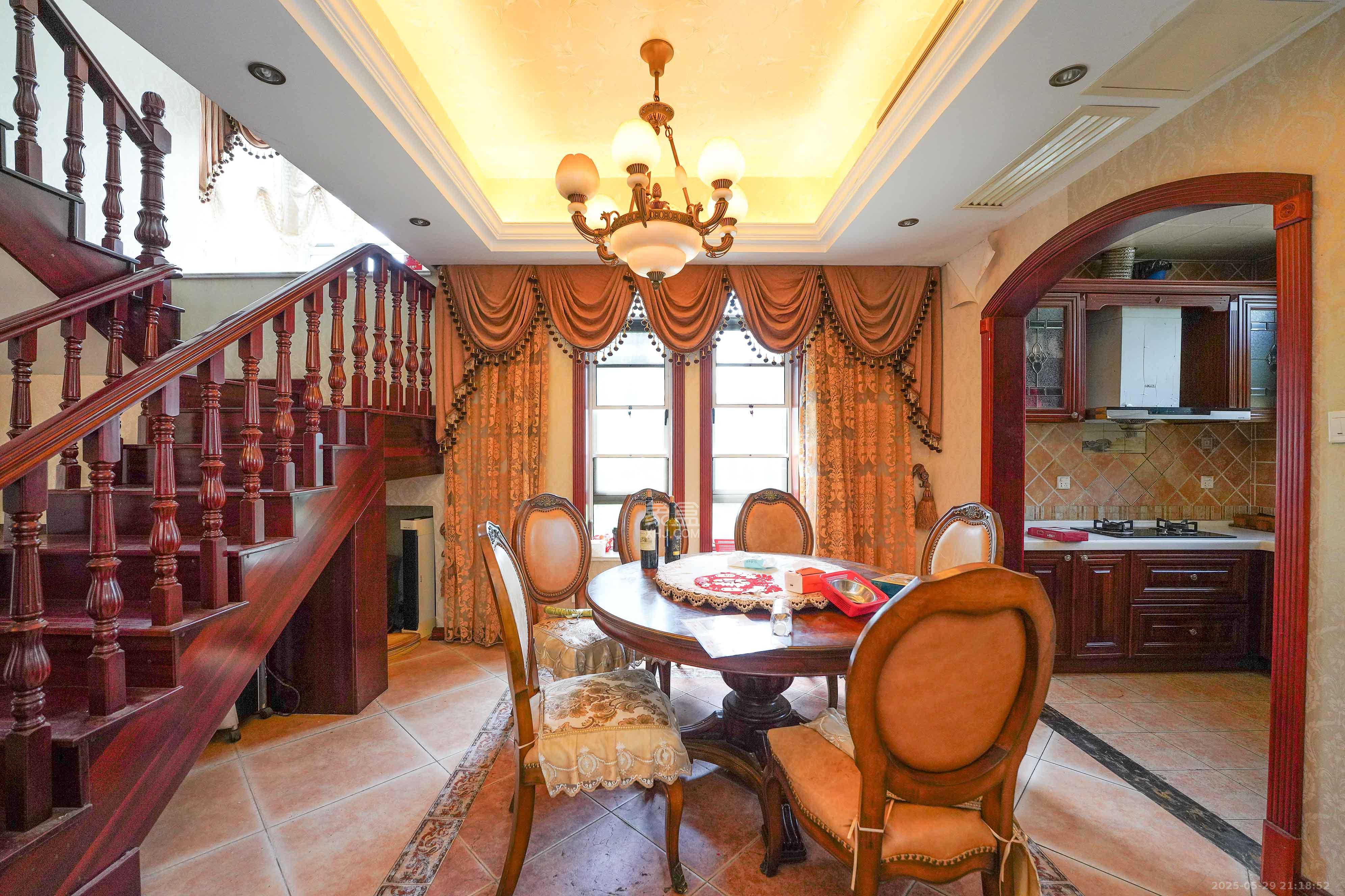 格兰小镇  5室2厅3卫    448.0万 格兰小镇  5室2厅3卫    448.0万客厅