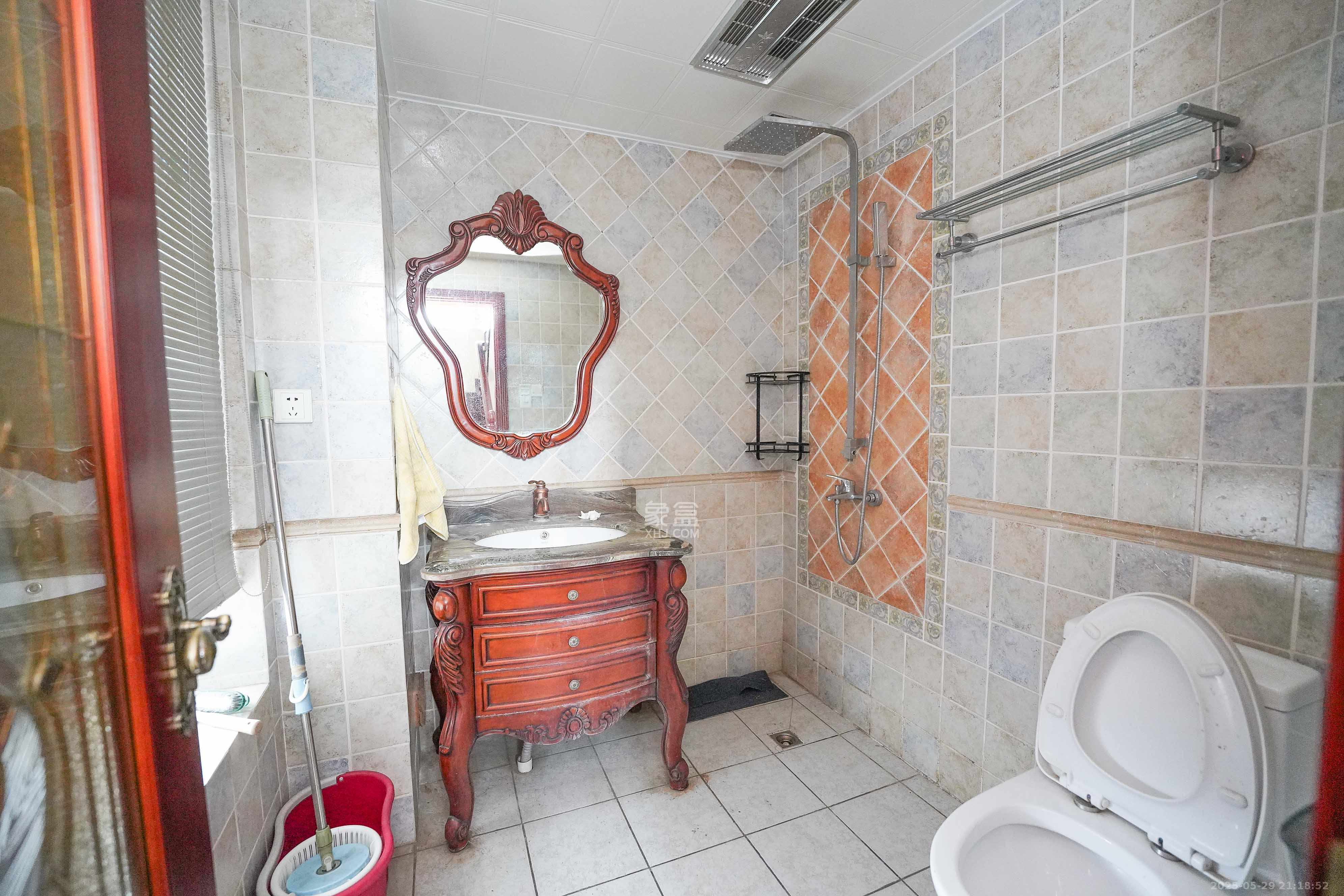 格兰小镇  5室2厅3卫    448.0万 格兰小镇  5室2厅3卫    448.0万卫生间